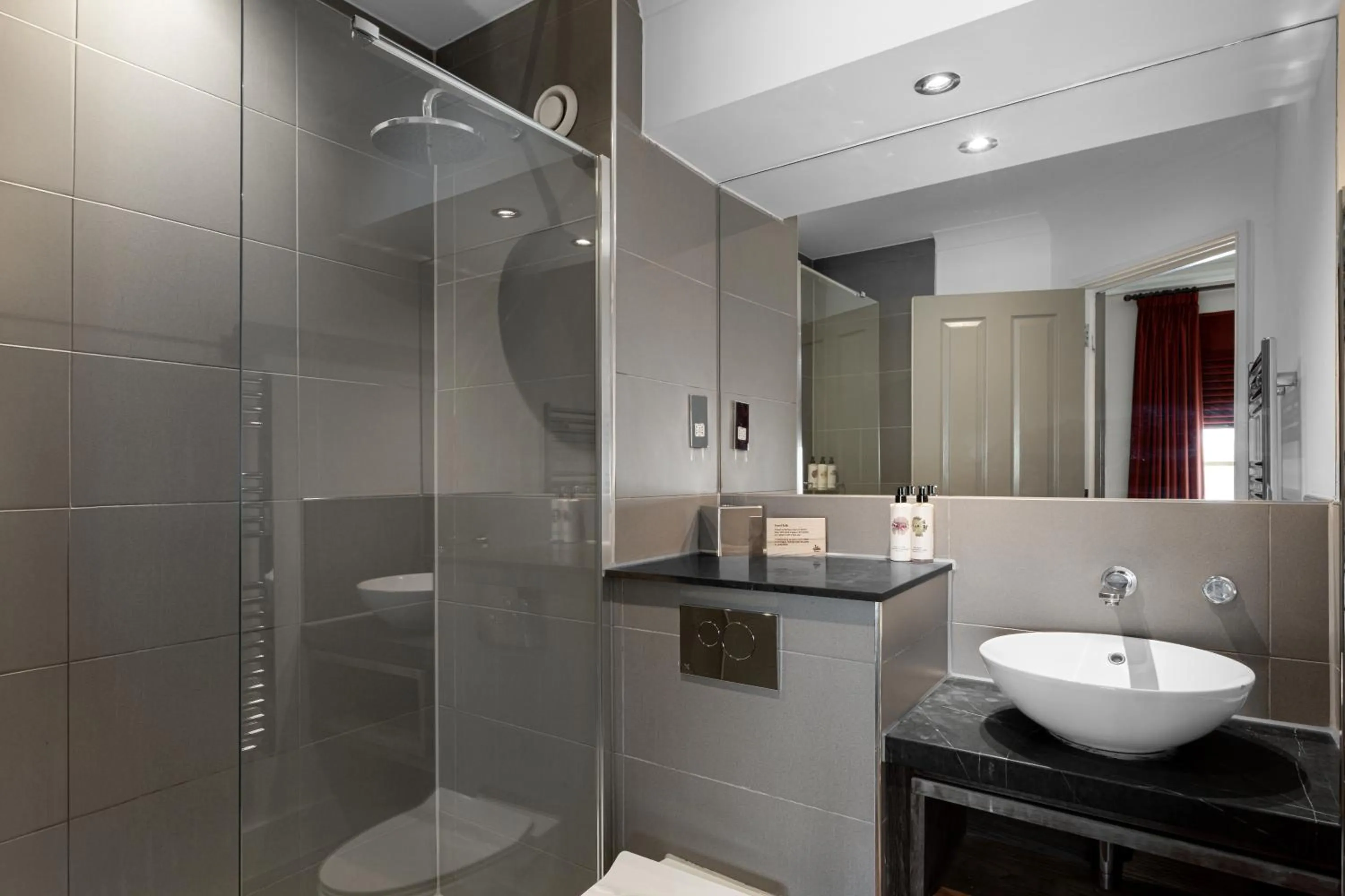 Bathroom in Rose And Crown Hotel