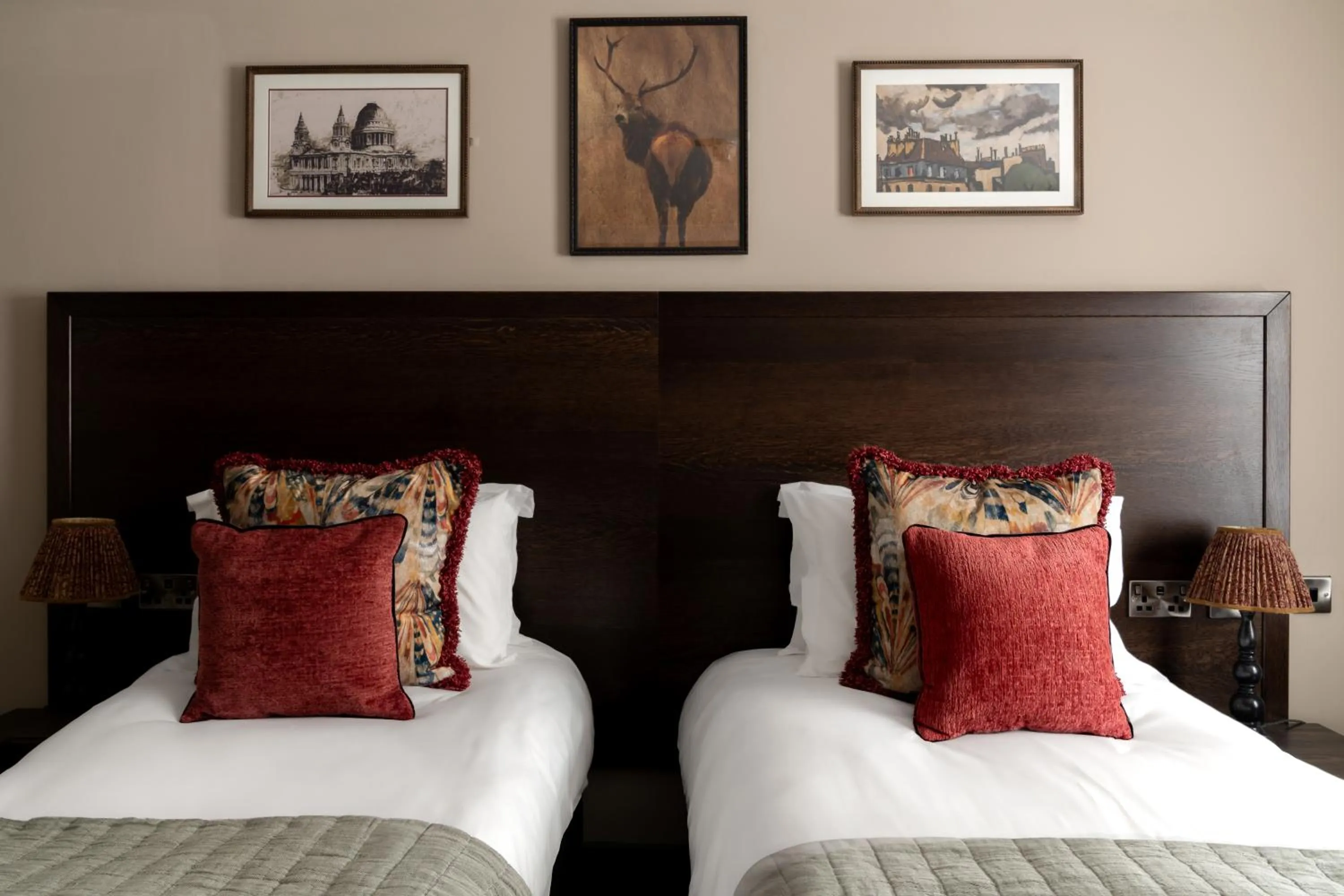 Bedroom, Bed in Rose And Crown Hotel