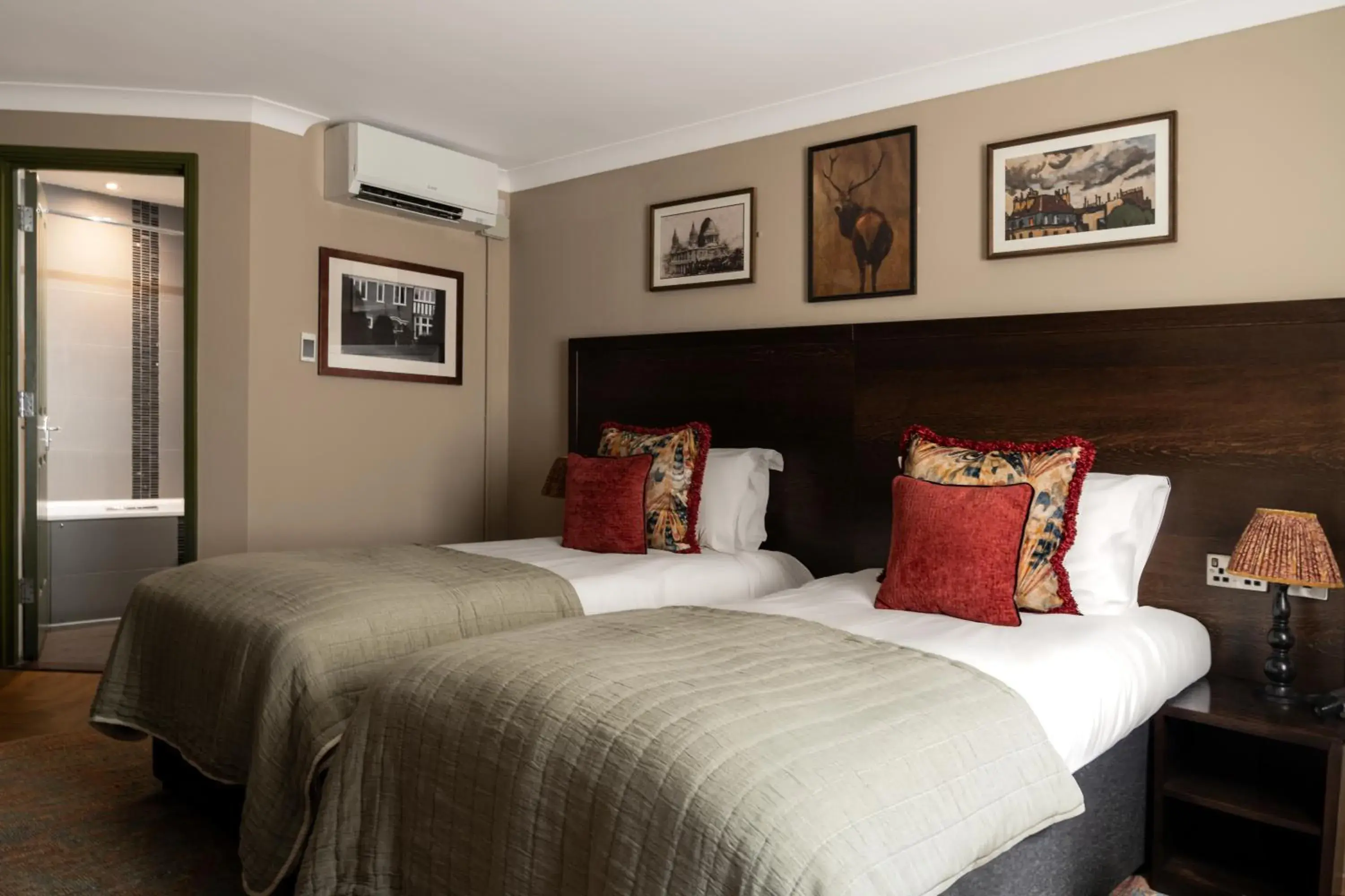 Twin Room in Rose And Crown Hotel Twin Room in Rose And Crown Hotel