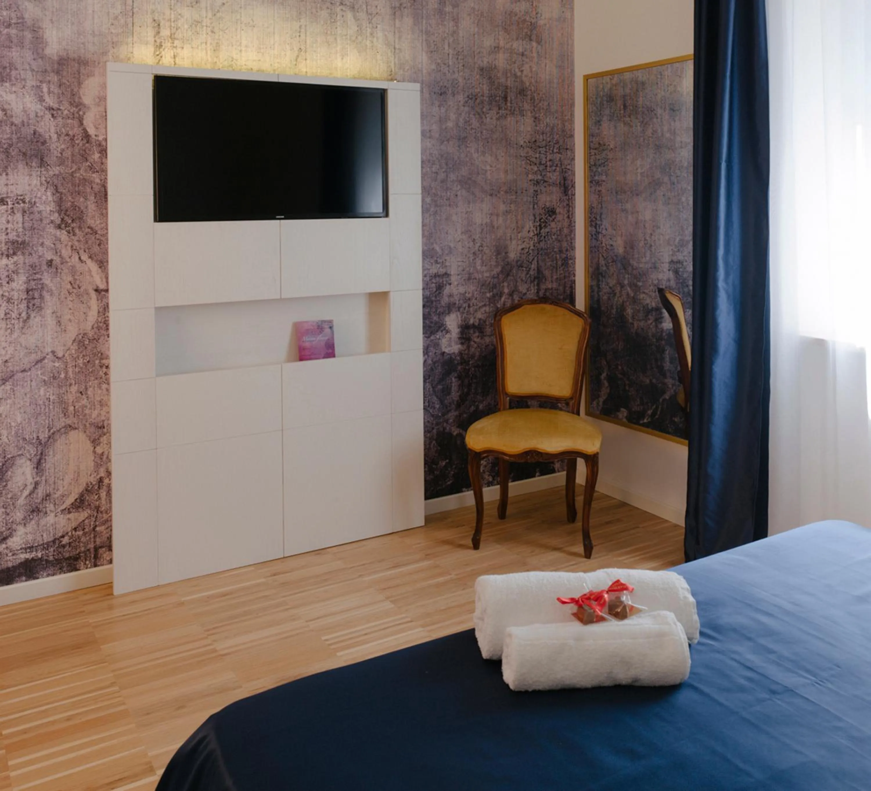 Photo of the whole room, Bed in Maison Fleurie