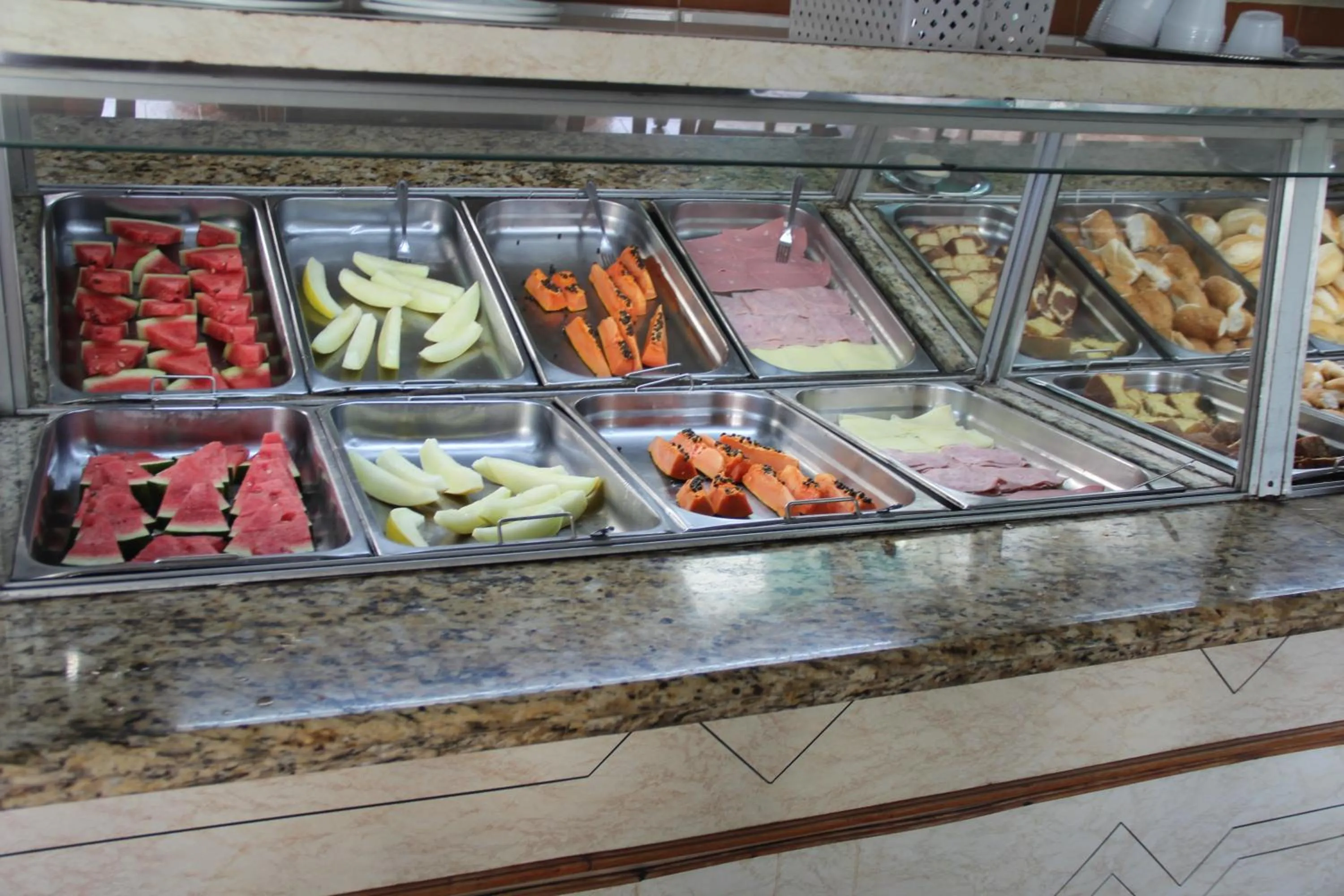 Buffet breakfast in Hotel Chalé São Jorge