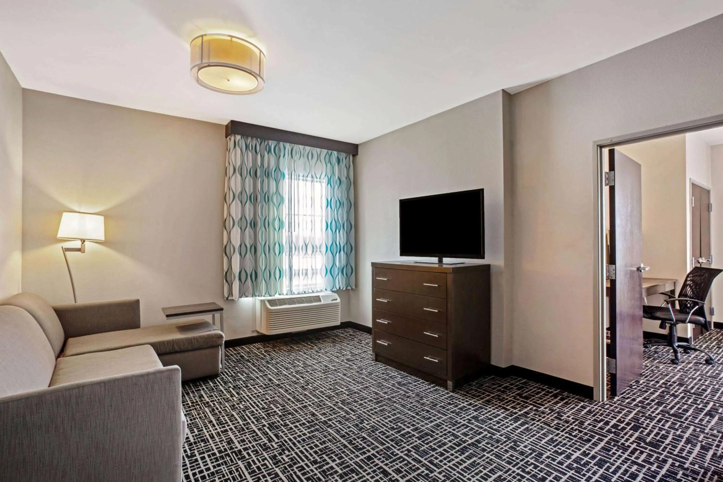 Photo of the whole room in La Quinta by Wyndham York