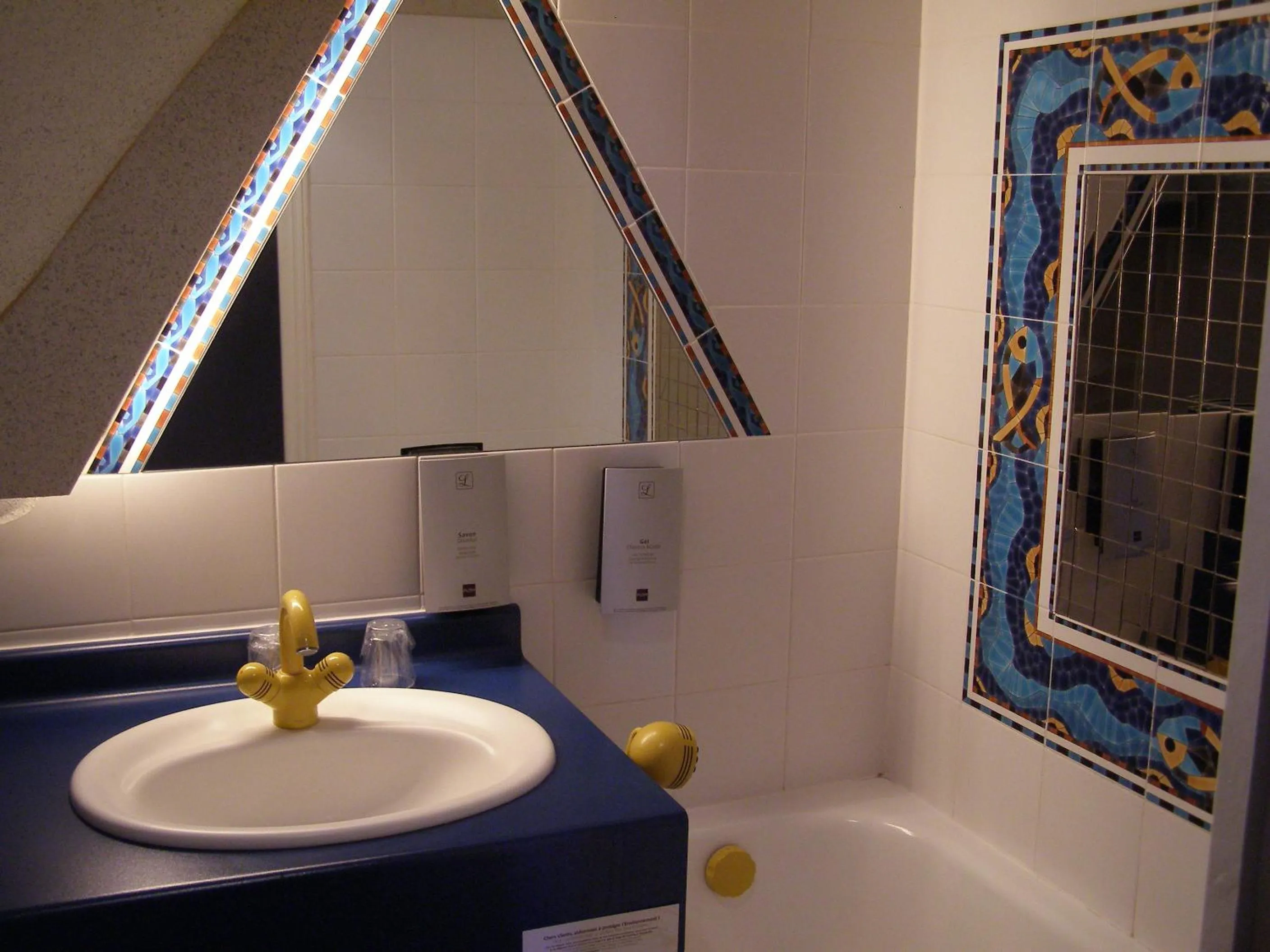 Bathroom in Logis Auberge À La Tête De Lard