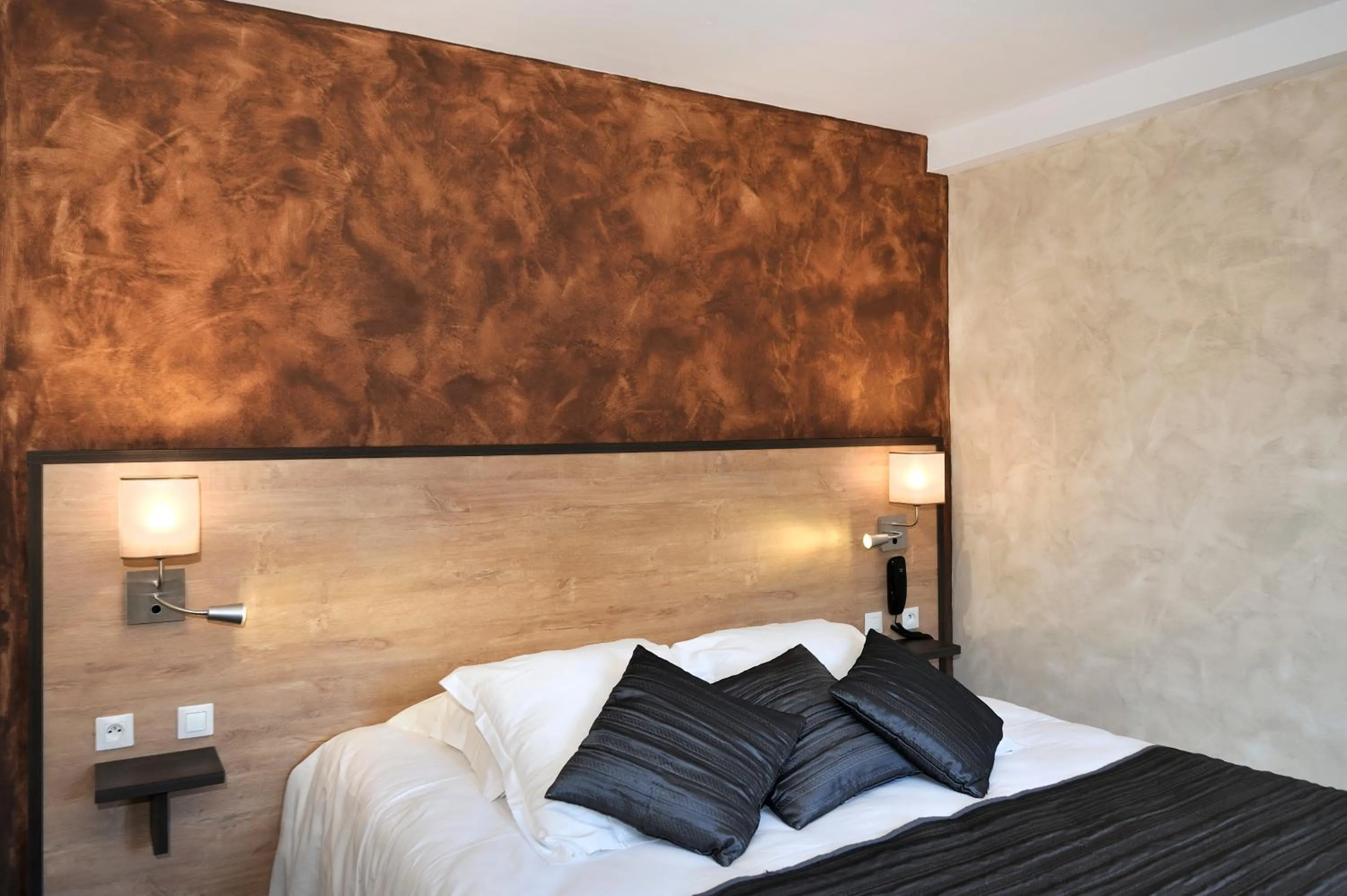 Decorative detail, Bed in Logis Auberge À La Tête De Lard