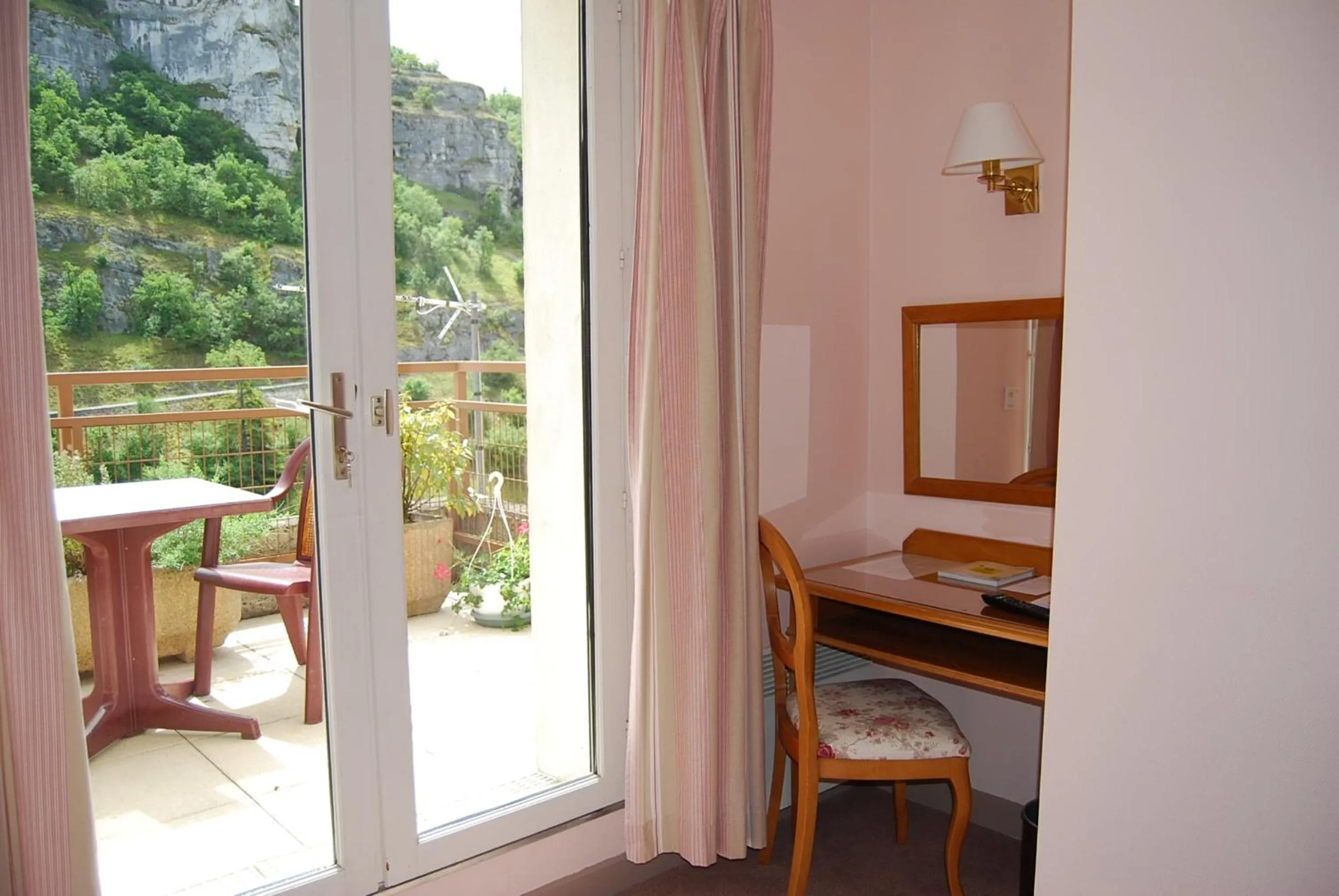 Seating area in Le Terminus des Pèlerins