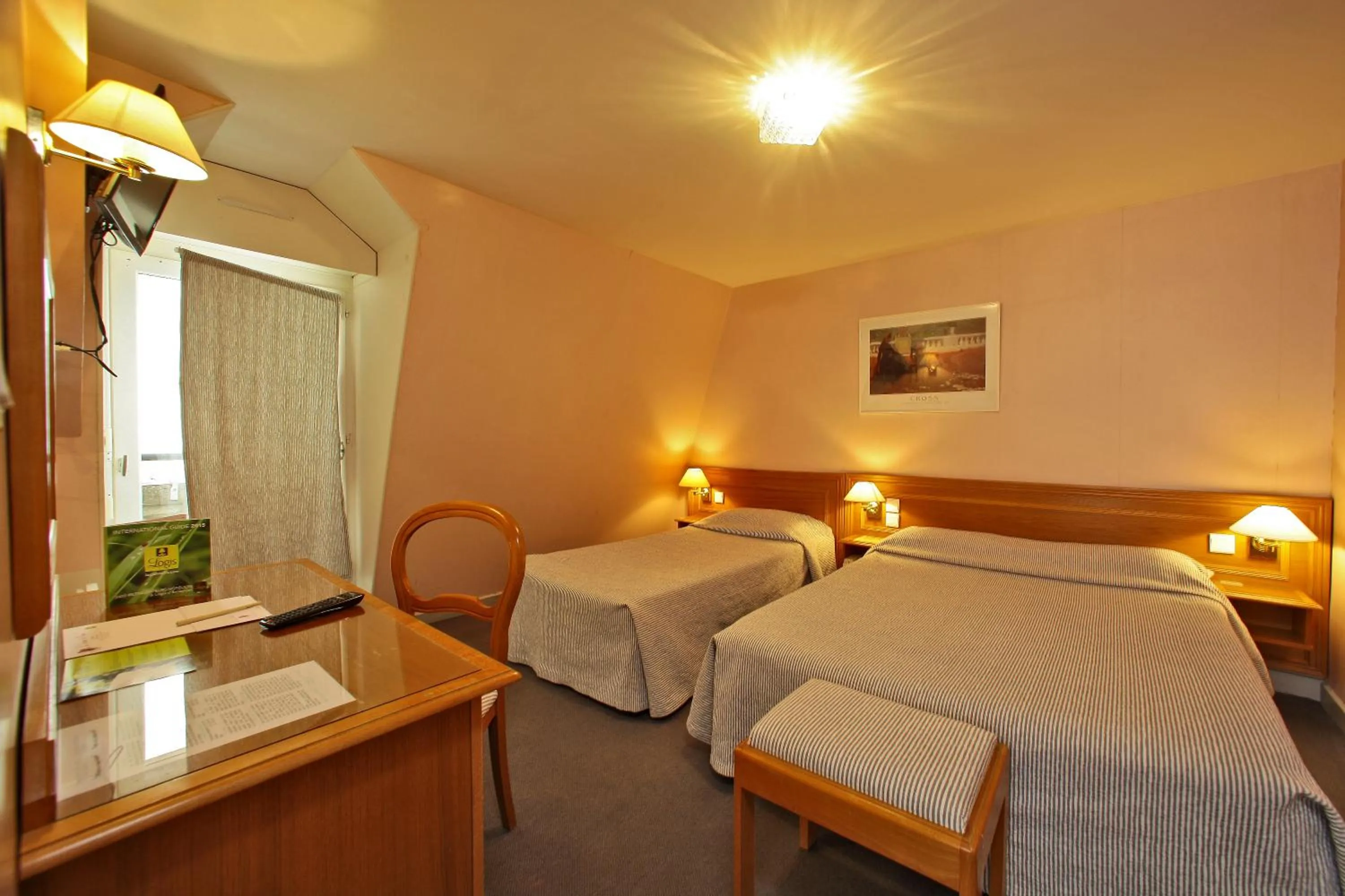 Photo of the whole room in Le Terminus des Pèlerins