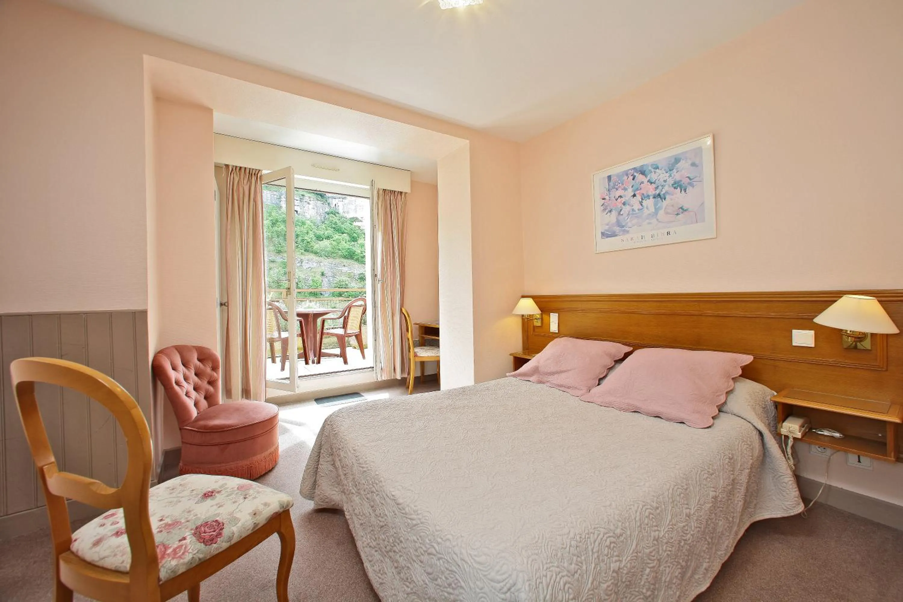 Photo of the whole room in Le Terminus des Pèlerins