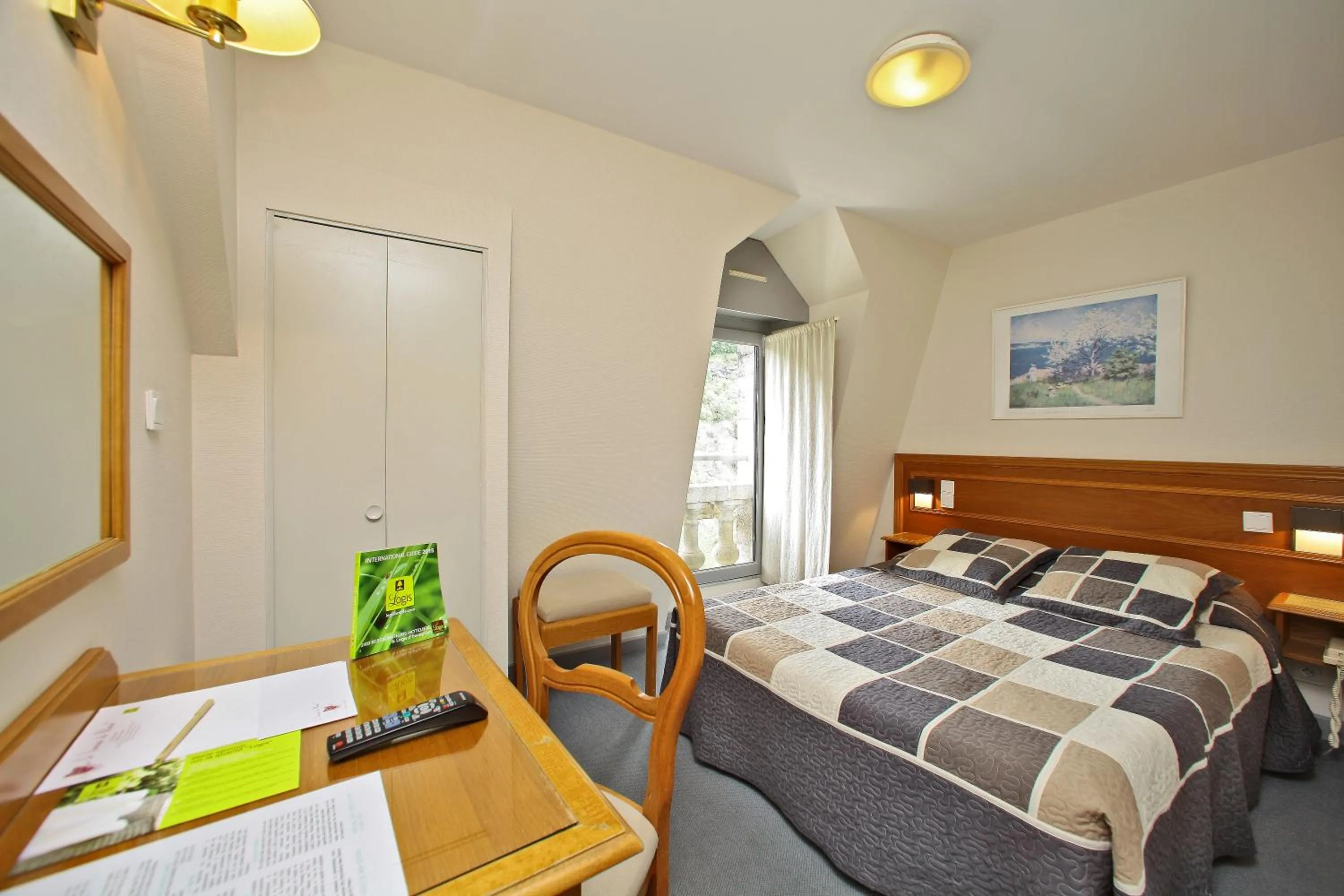 Photo of the whole room in Le Terminus des Pèlerins