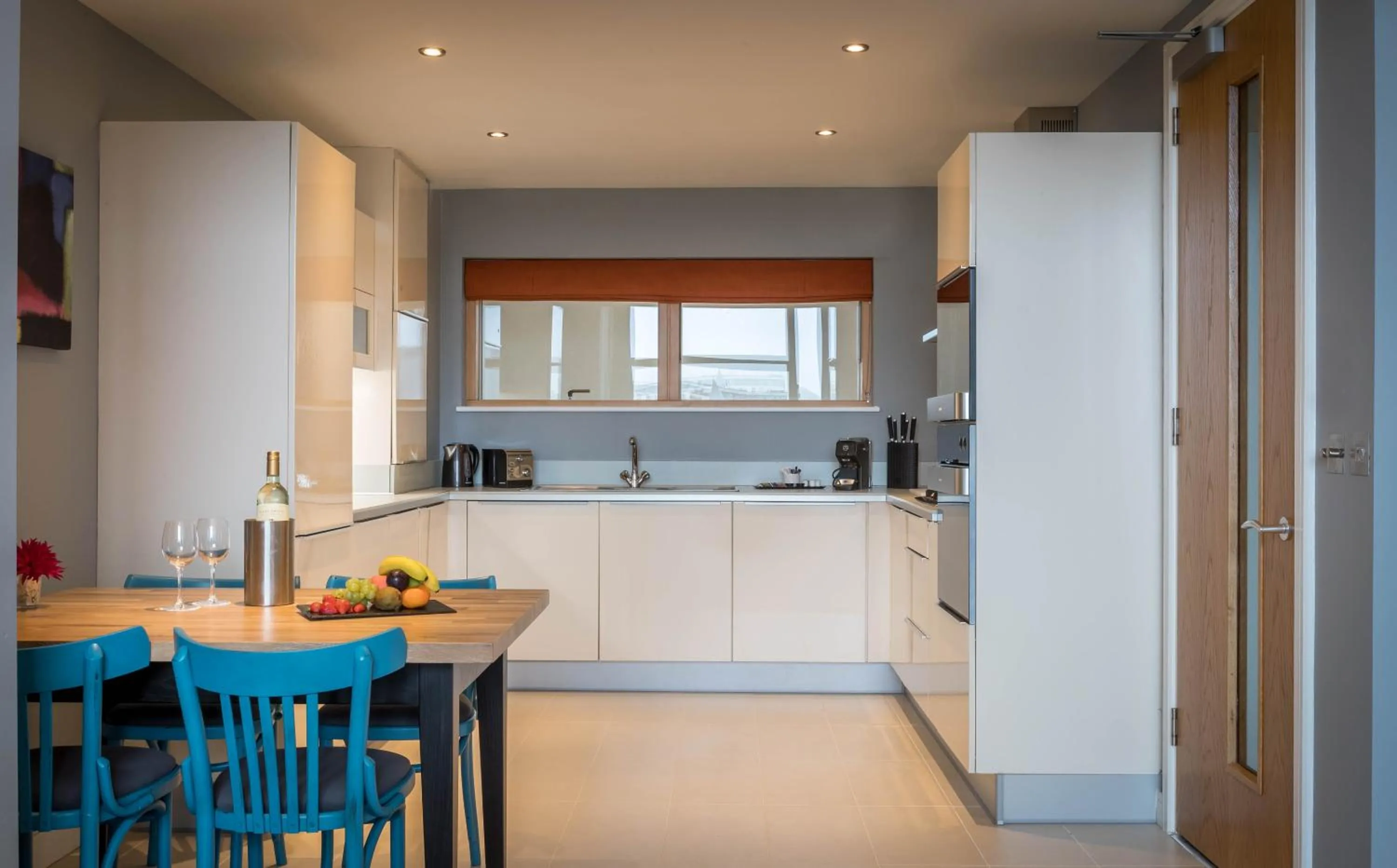 Kitchen or kitchenette in Talbot Suites at Stonebridge