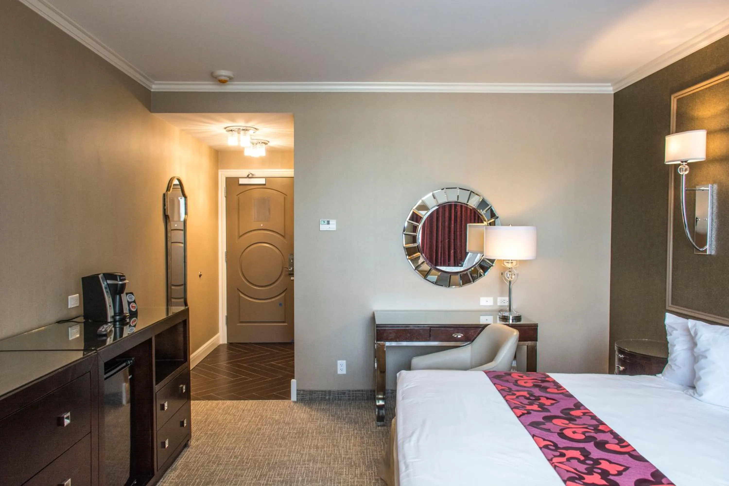 Coffee/tea facilities, Bed in The Delavan Hotel