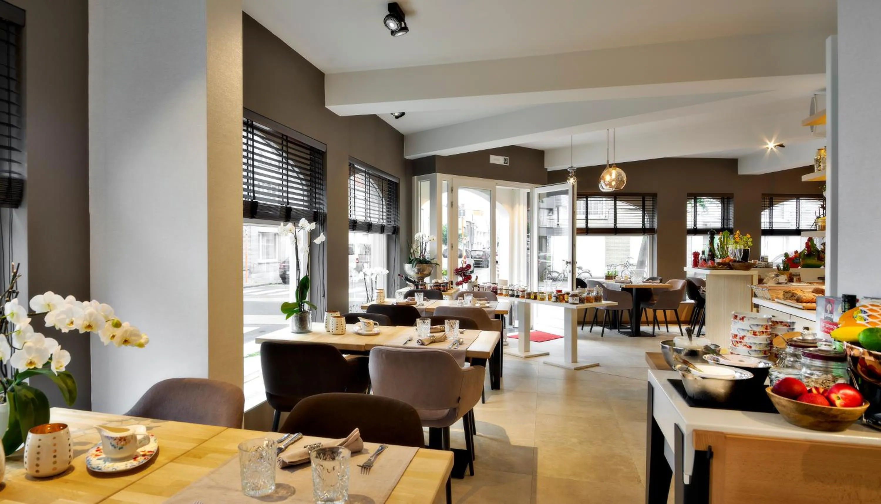 Restaurant/places to eat in ABC Hotel