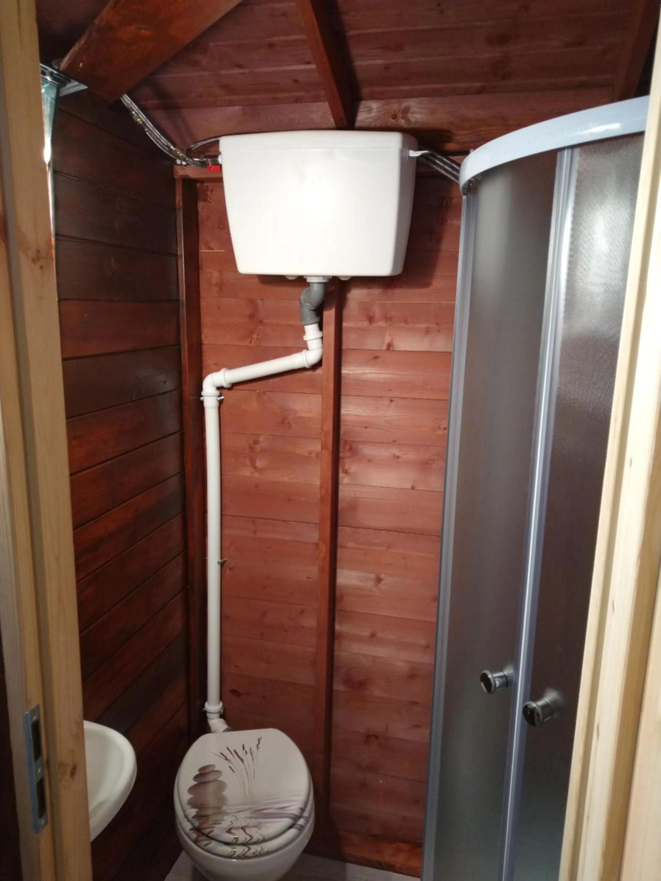 Bathroom in Prague Retro Challenge and Garden
