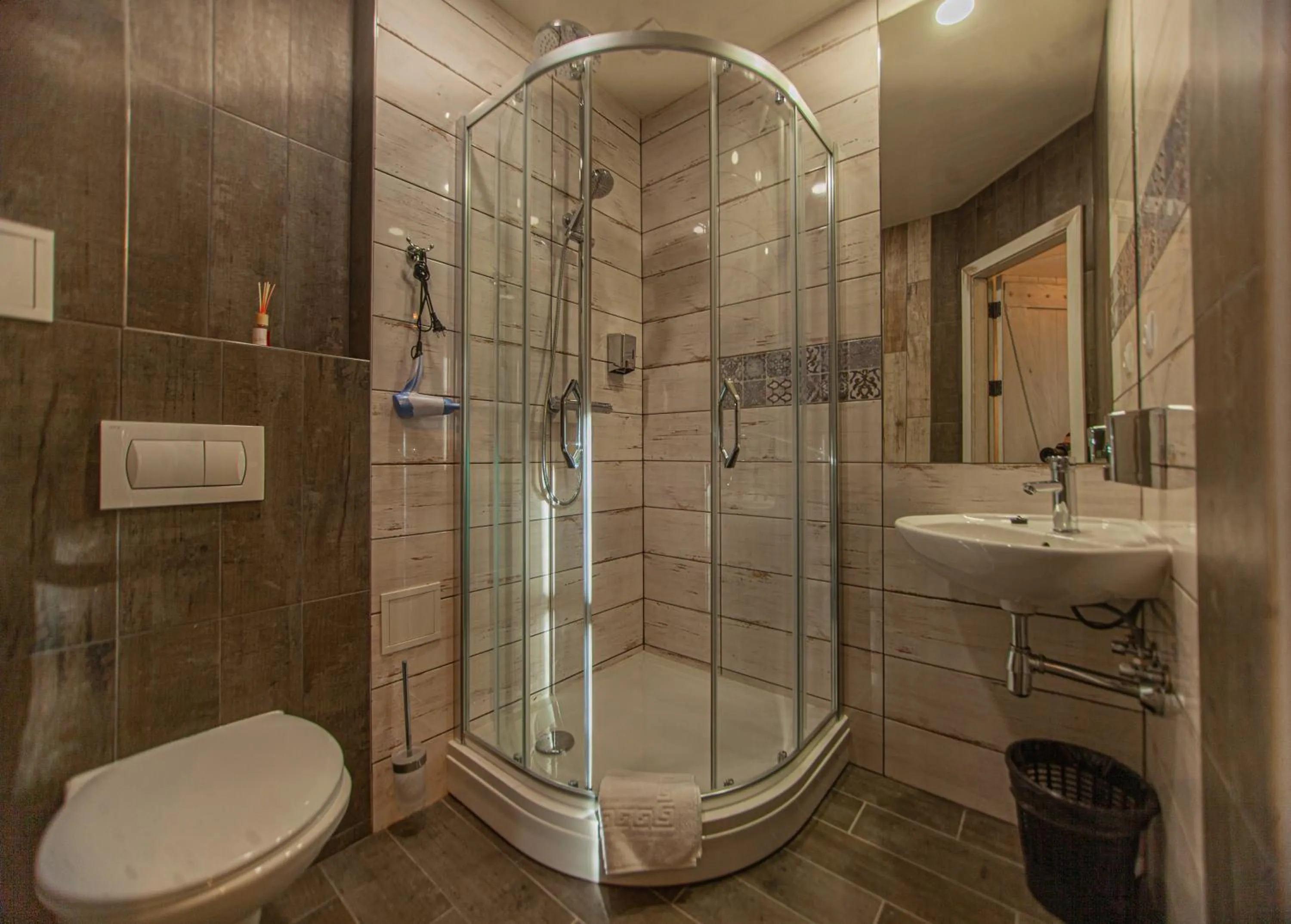 Shower in Biplan Hotel