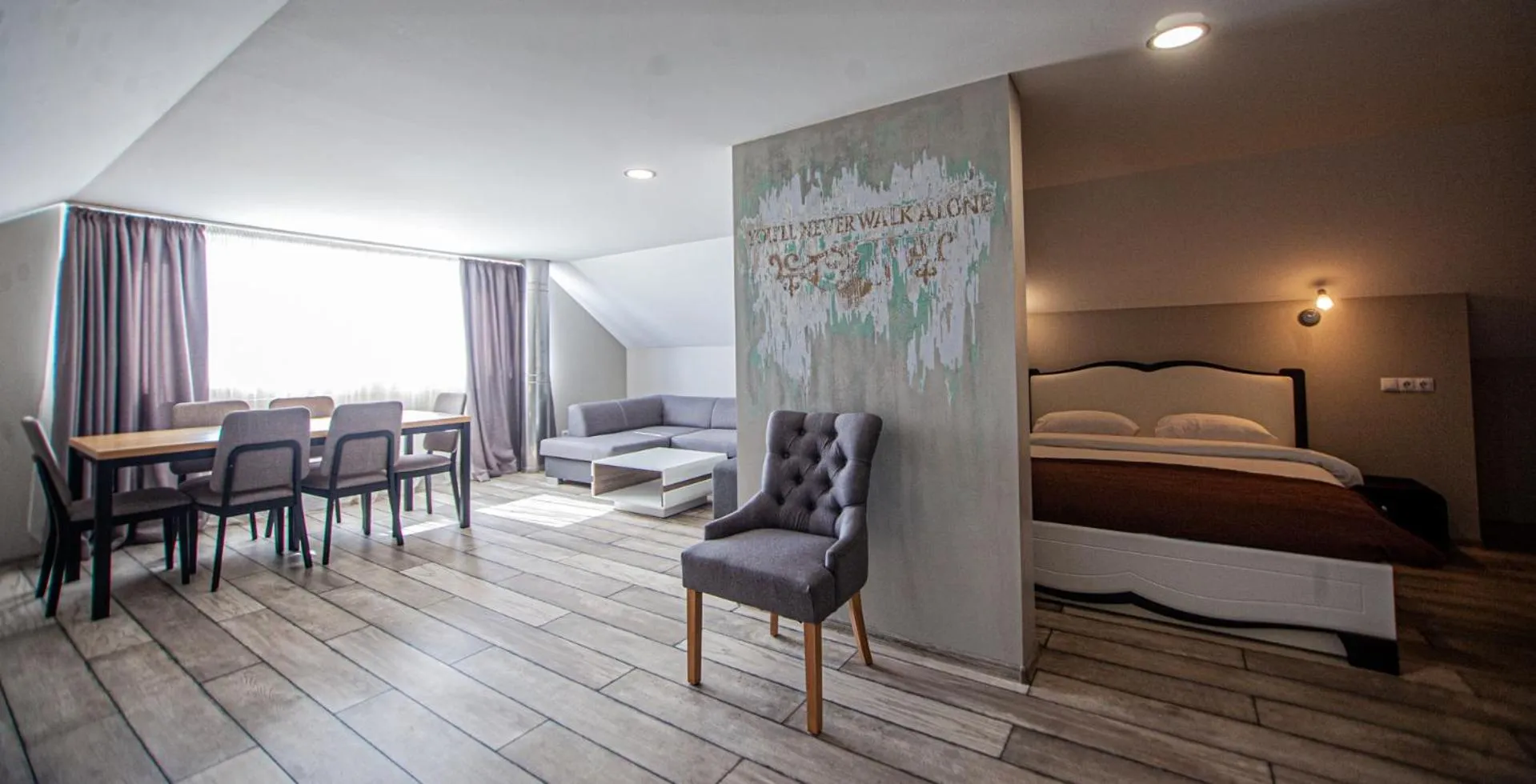 Photo of the whole room, Bed in Biplan Hotel