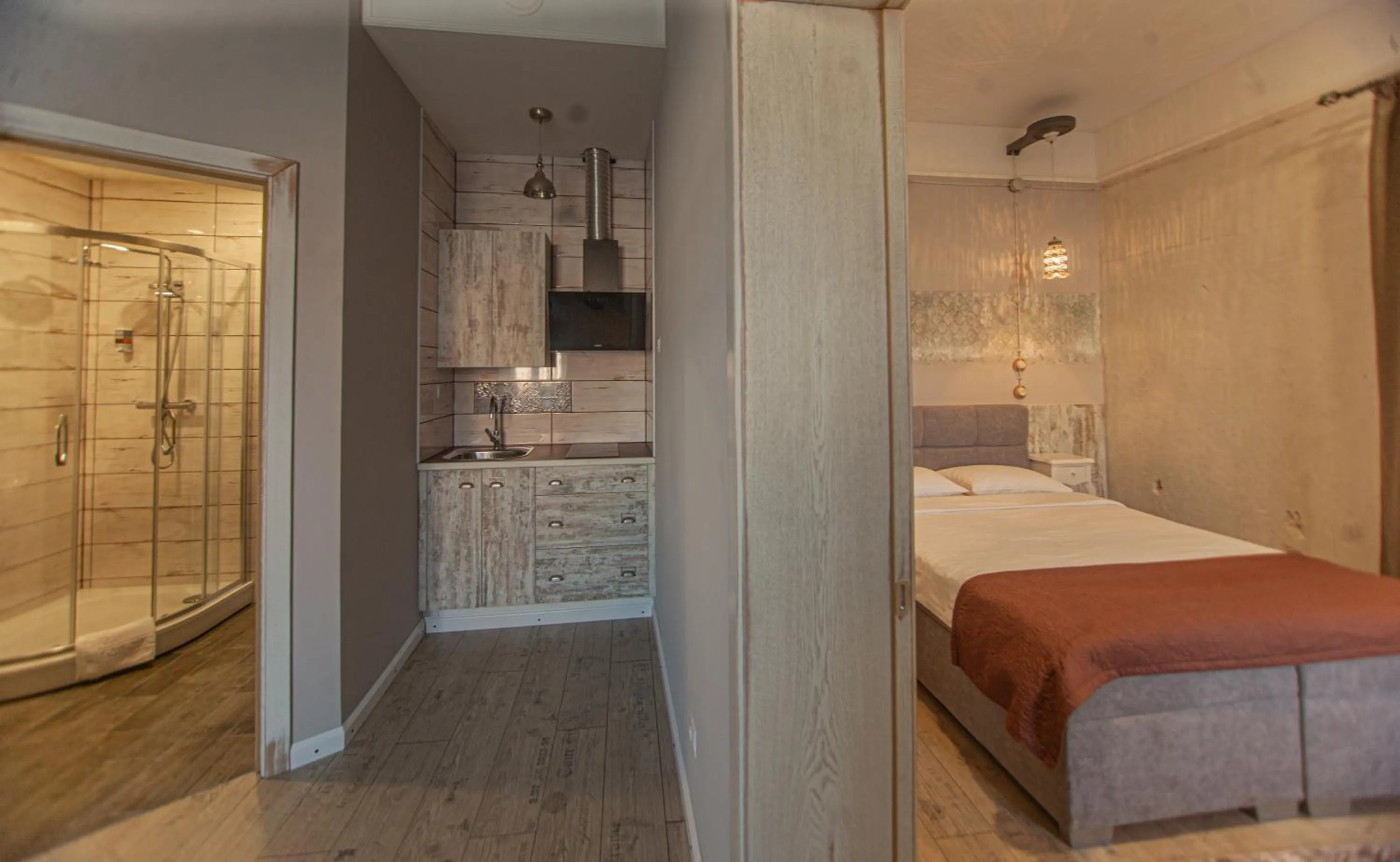 Shower, Bed in Biplan Hotel