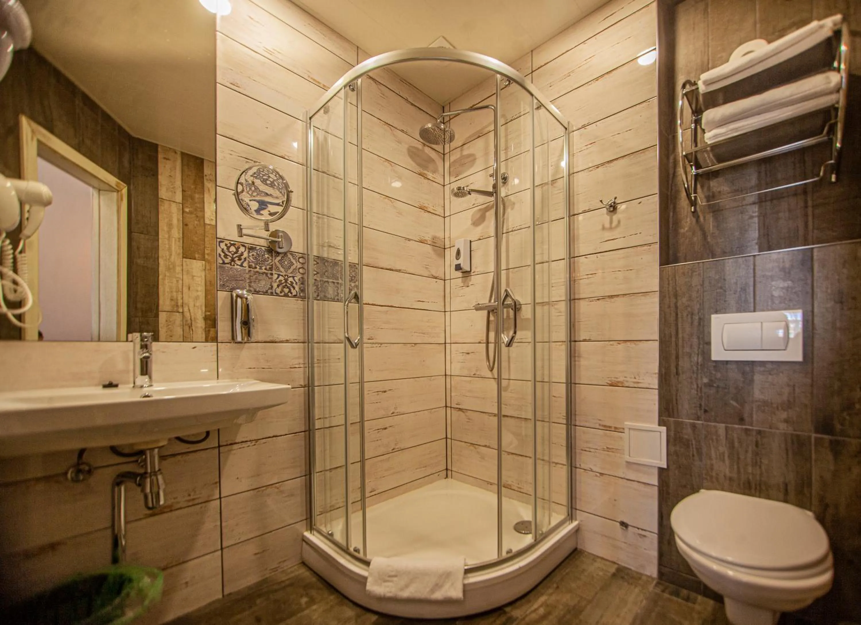 Shower in Biplan Hotel