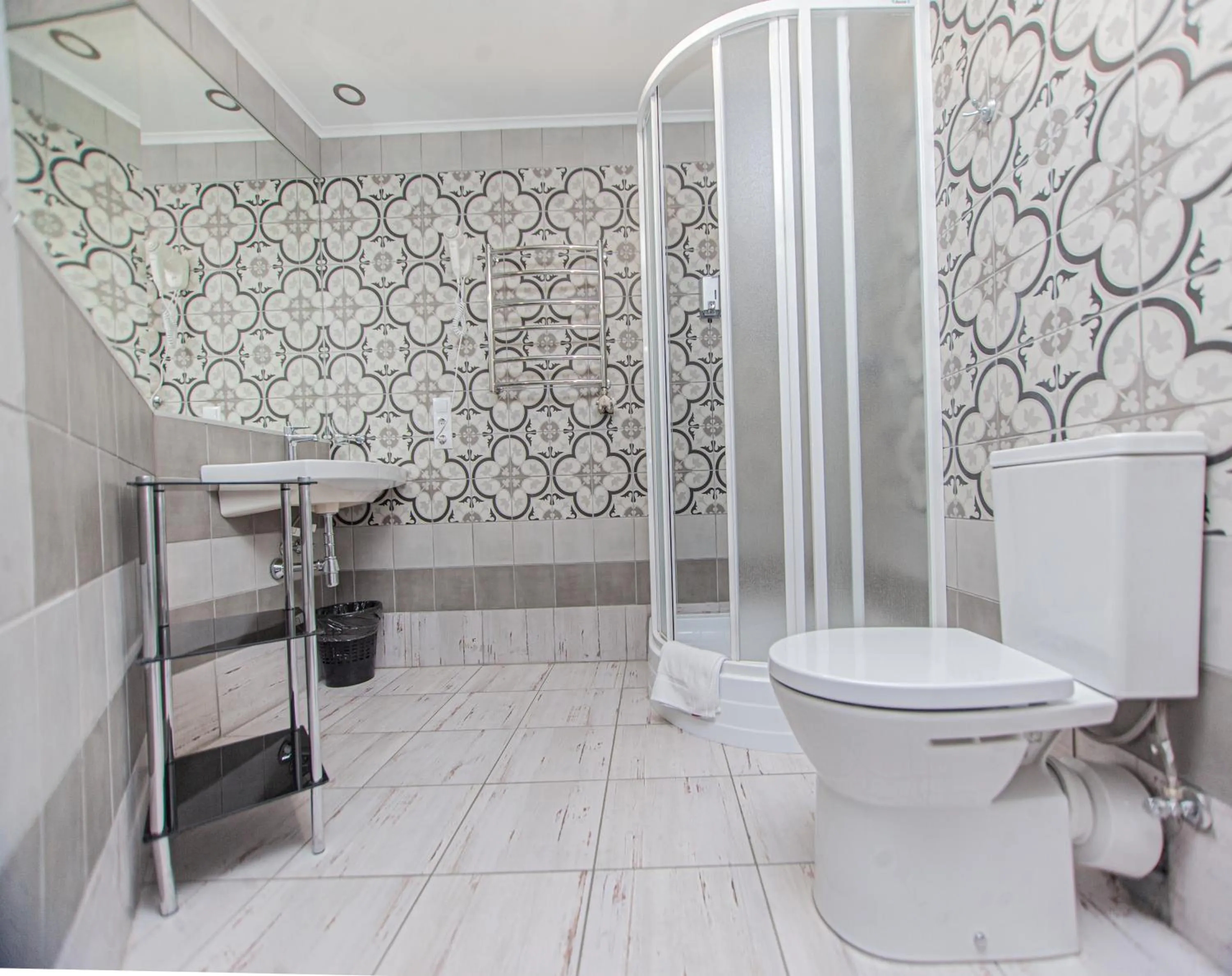 Shower in Biplan Hotel