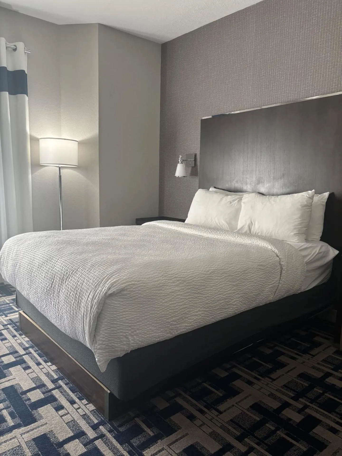 Property building, Bed in Four Points by Sheraton Charlotte - Lake Norman