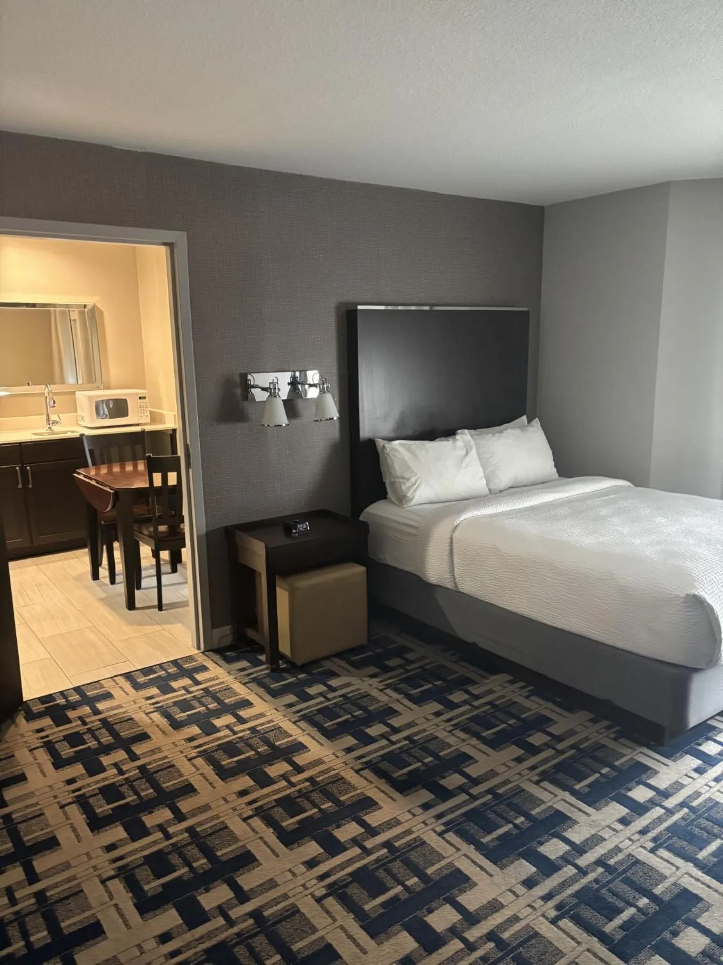 Property building, Bed in Four Points by Sheraton Charlotte - Lake Norman