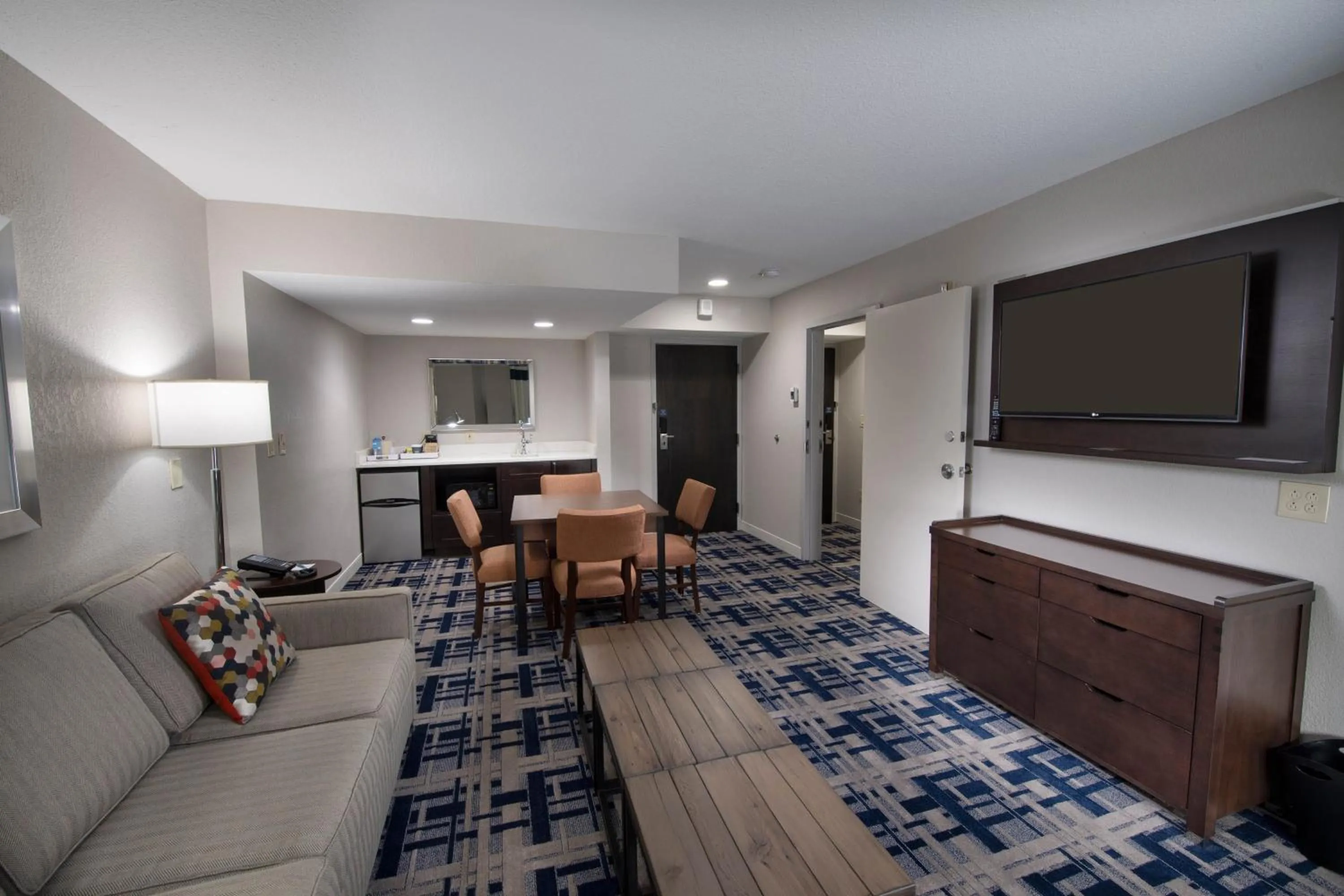 Living room in Four Points by Sheraton Charlotte - Lake Norman