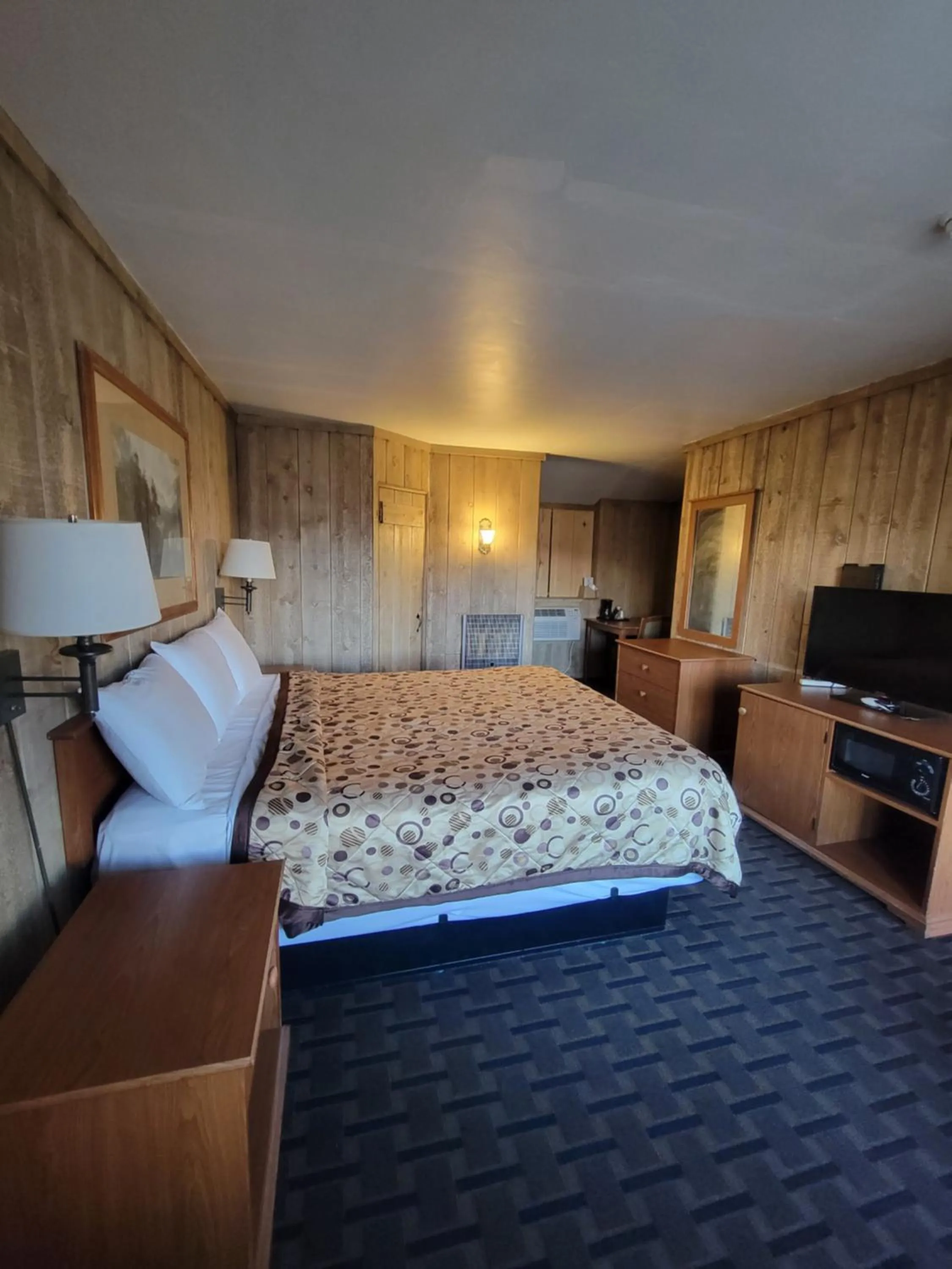 Bedroom, Bed in Townhouse Motel