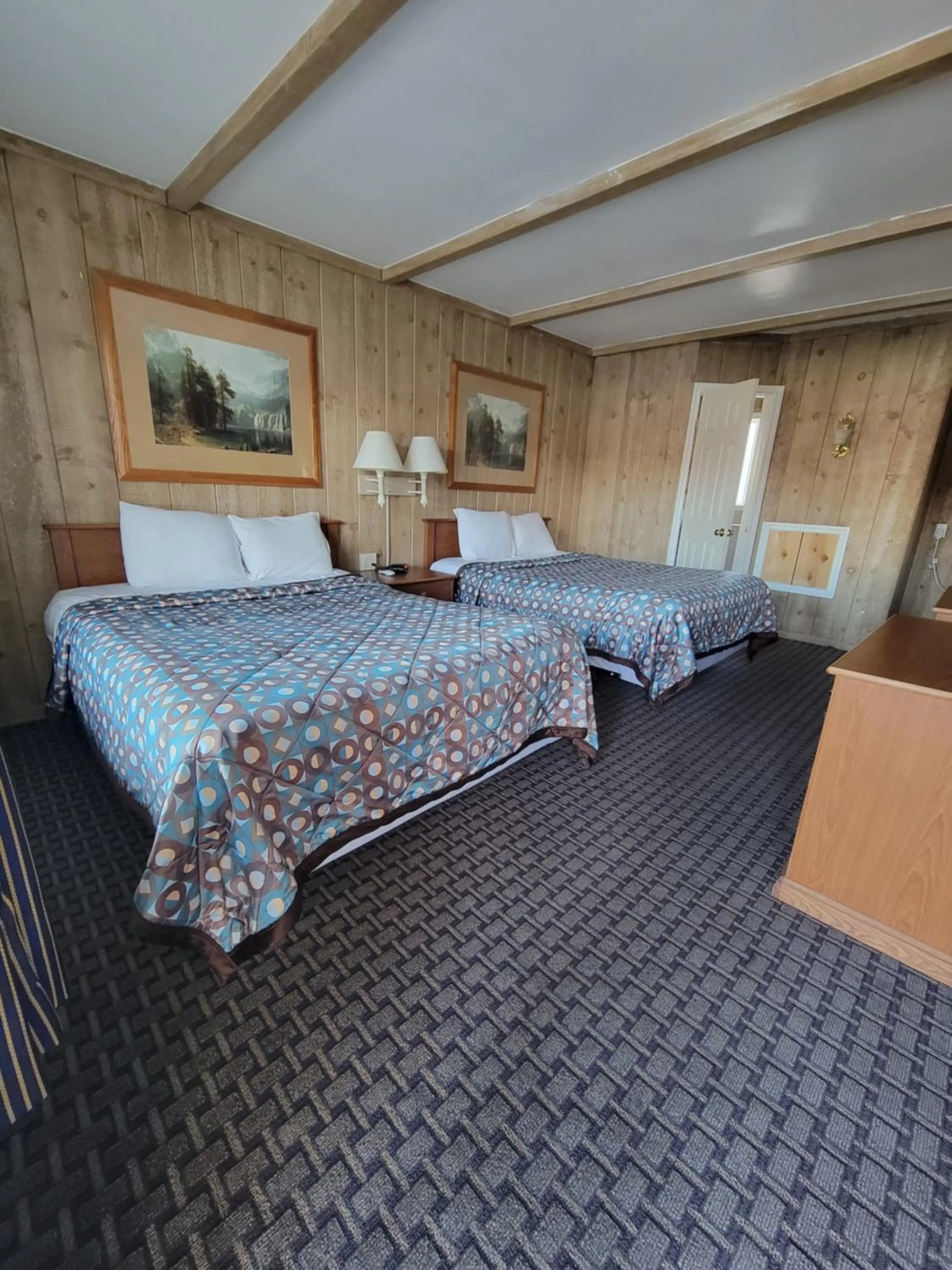 Bedroom, Bed in Townhouse Motel