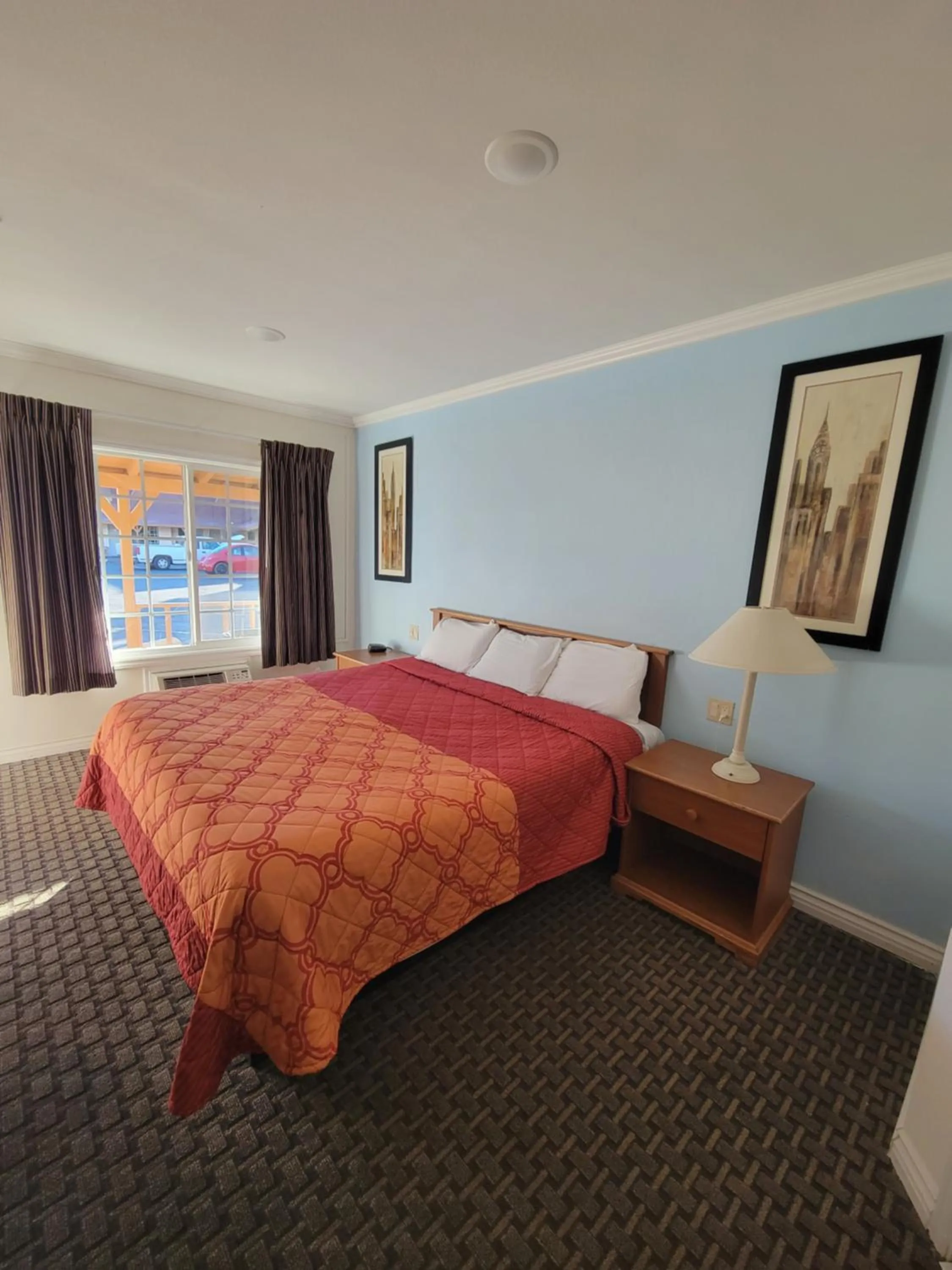 Bedroom, Bed in Townhouse Motel