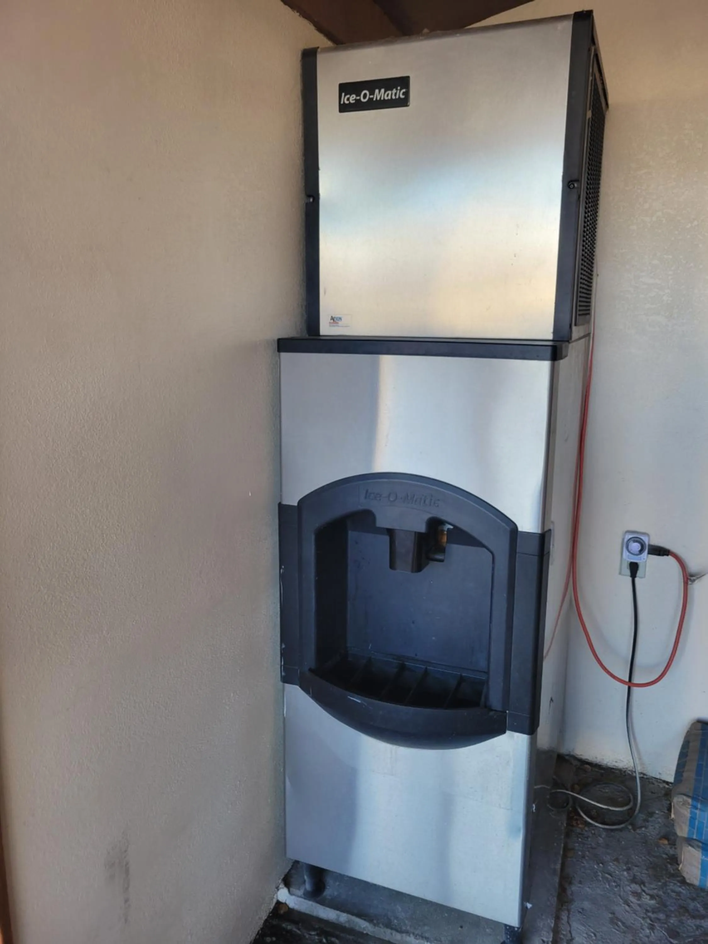 vending machine in Townhouse Motel