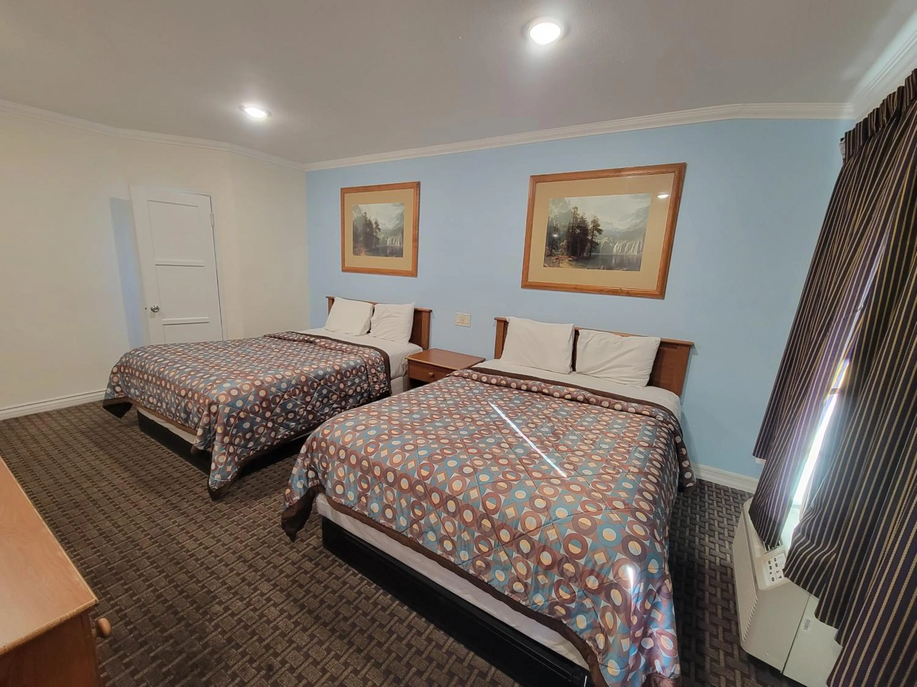 Bedroom, Bed in Townhouse Motel