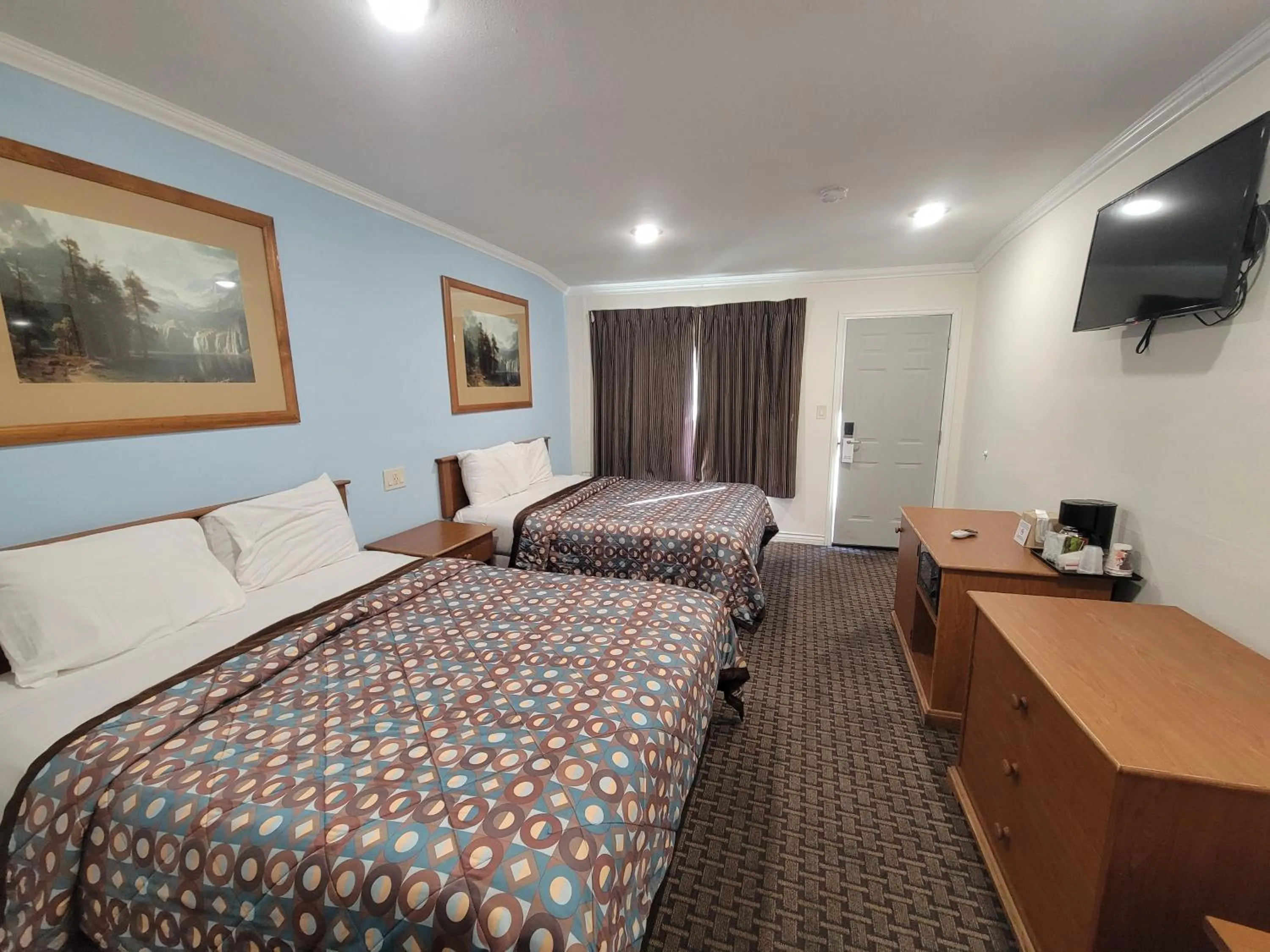 Bedroom, Bed in Townhouse Motel