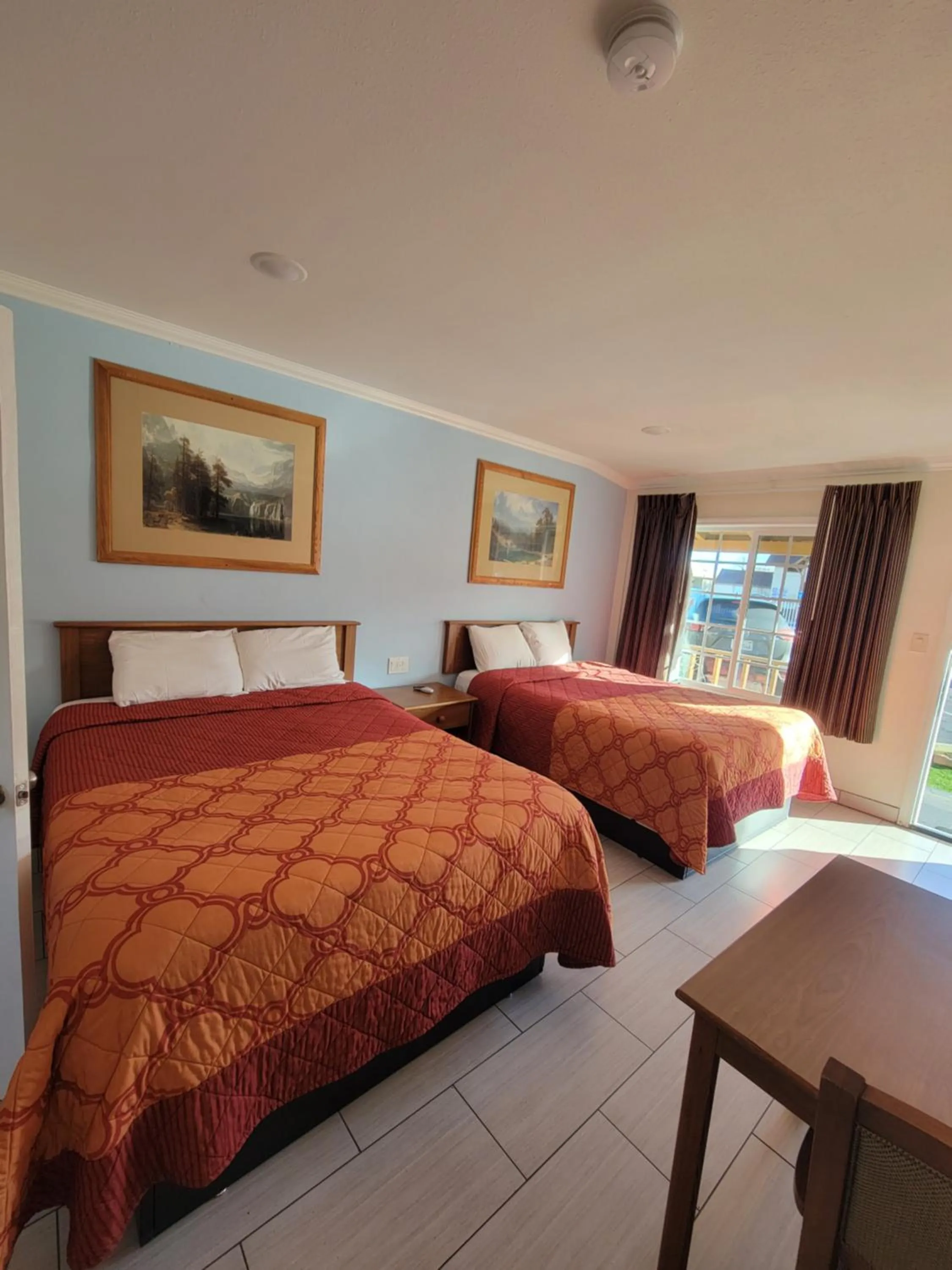 Bedroom, Bed in Townhouse Motel