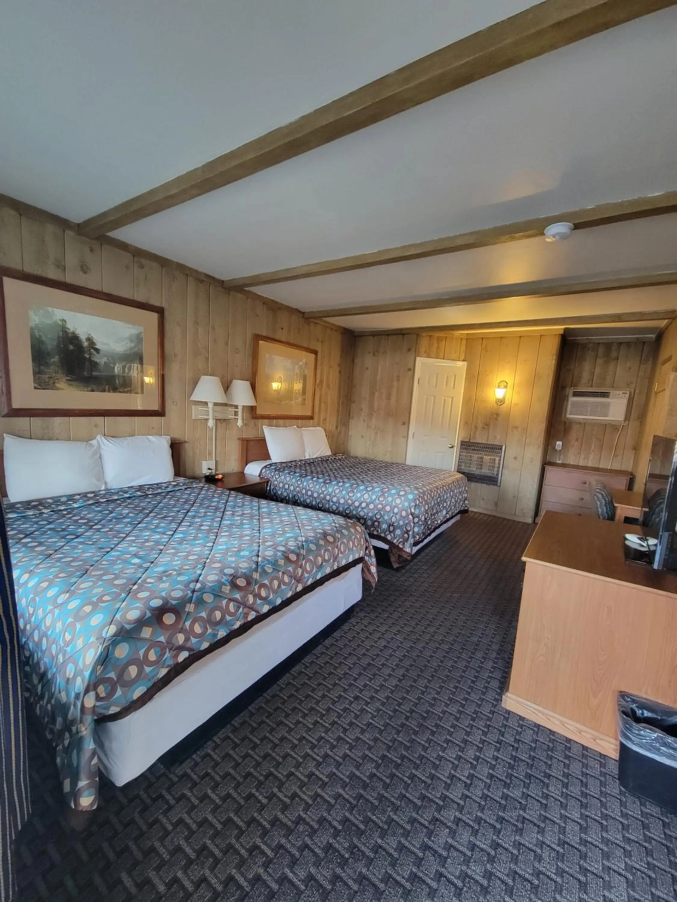 Bedroom, Bed in Townhouse Motel