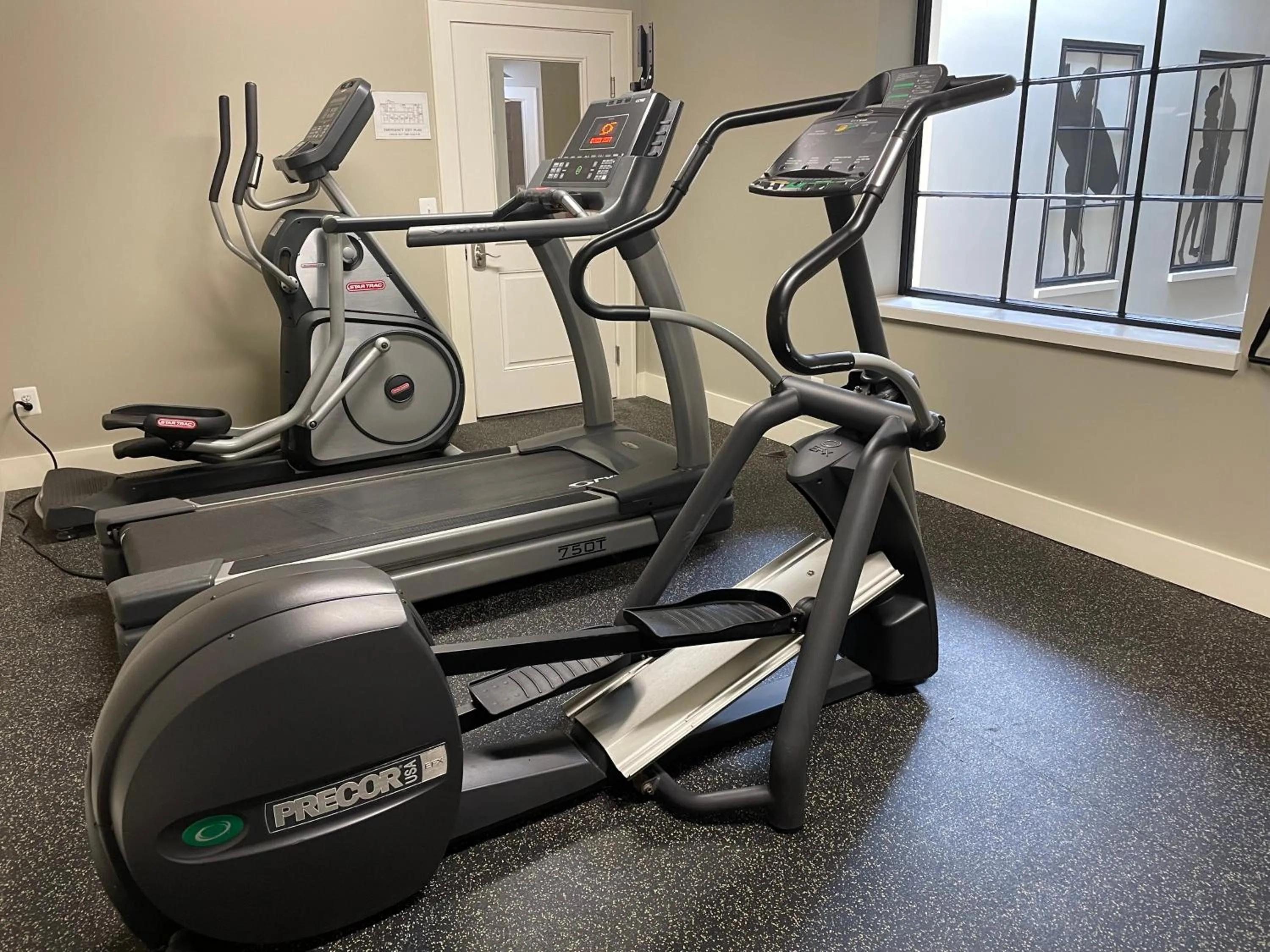 Fitness centre/facilities in Culpeper Center Suites