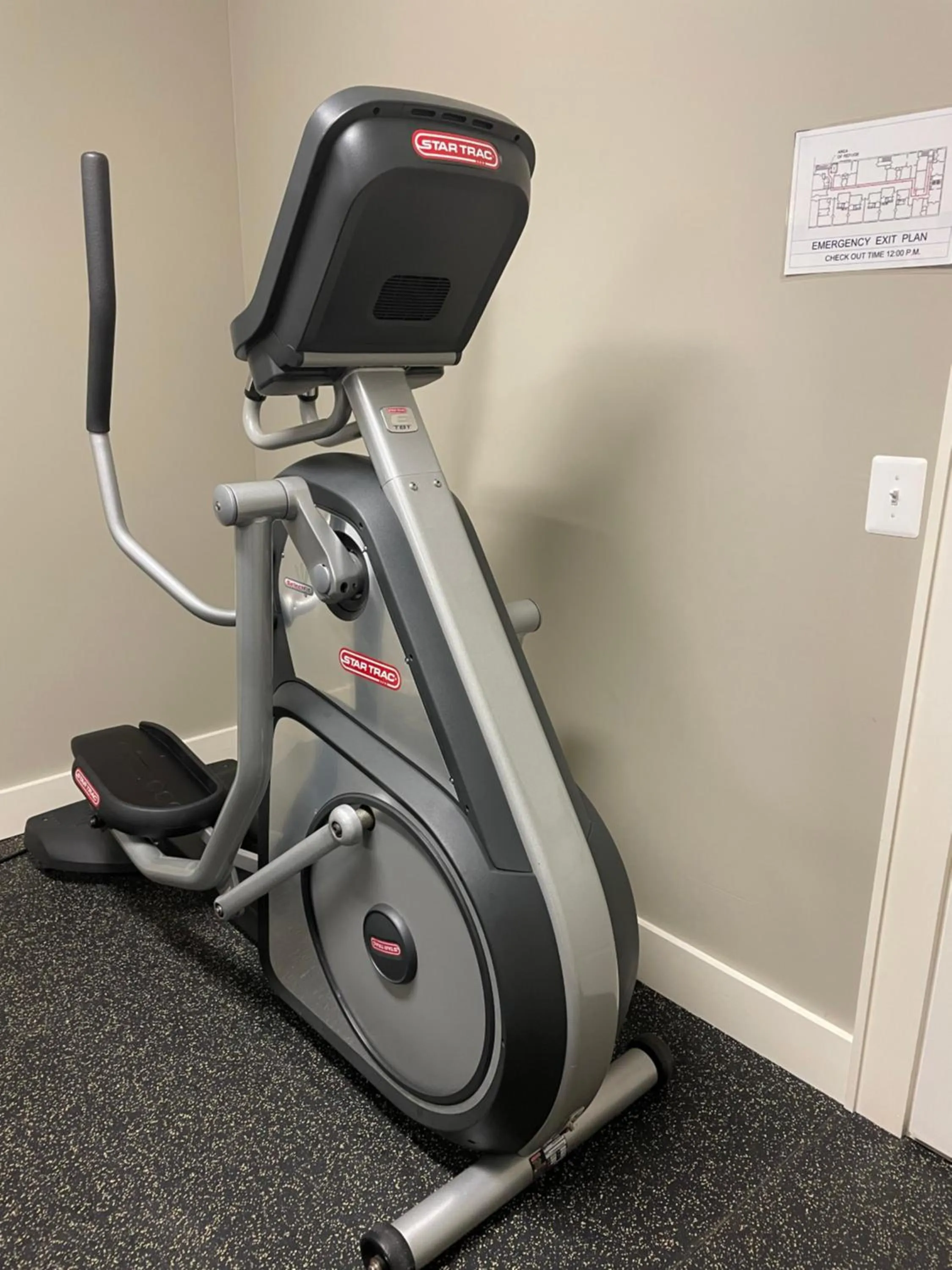 Fitness centre/facilities in Culpeper Center Suites