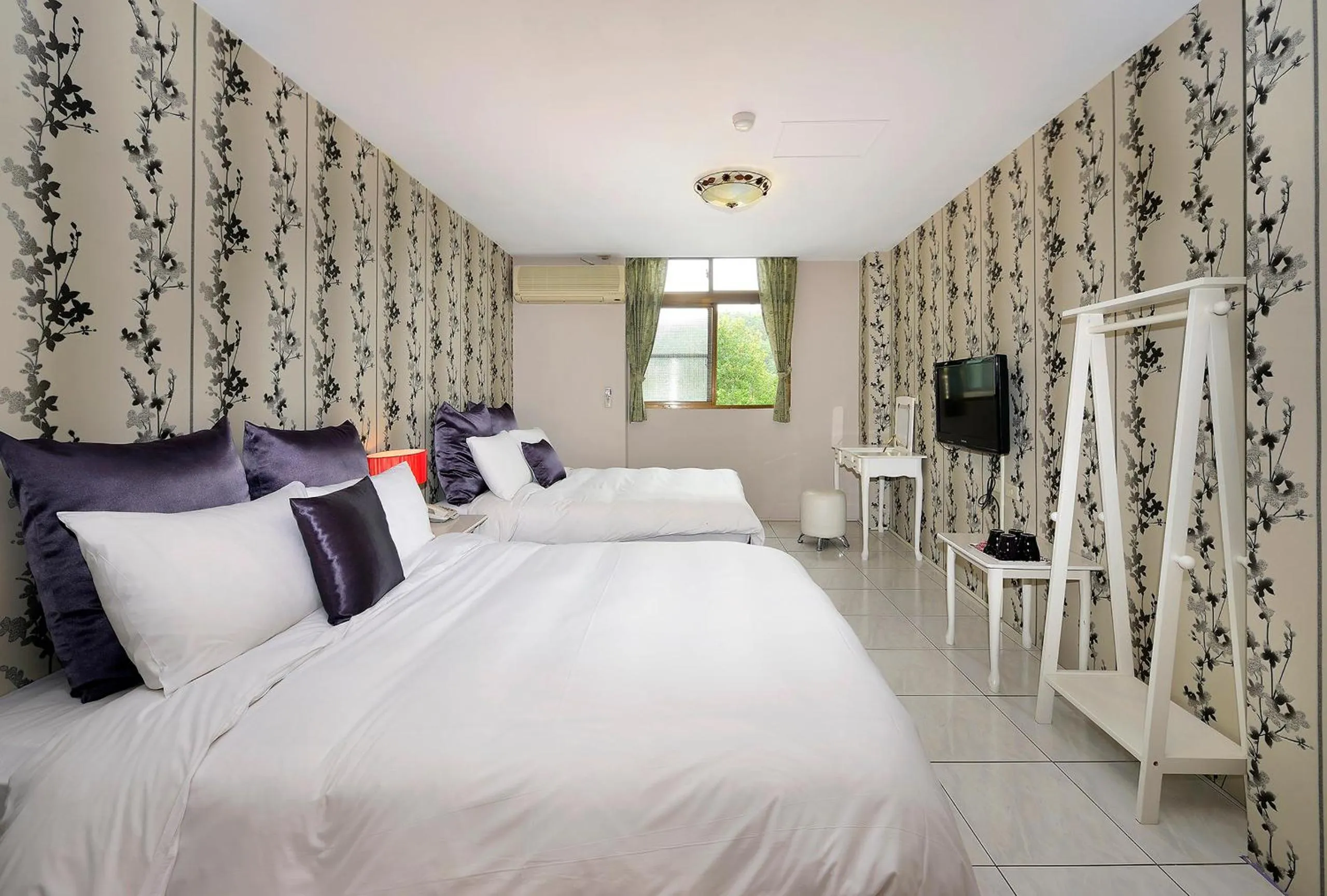 Photo of the whole room, Bed in Sun Moon Lake Loft Inn