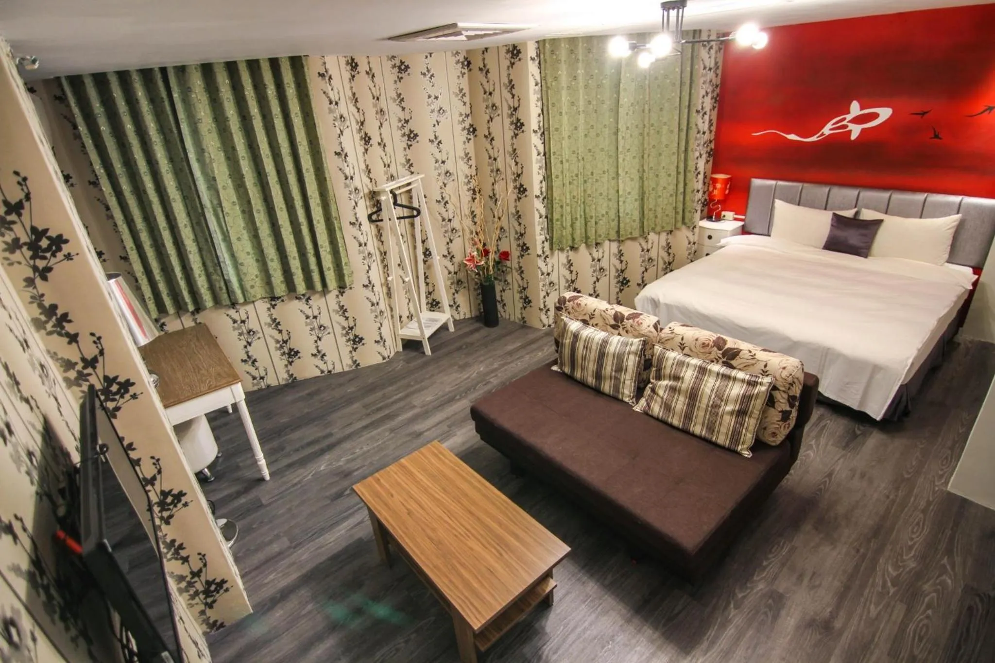 Photo of the whole room, Bed in Sun Moon Lake Loft Inn