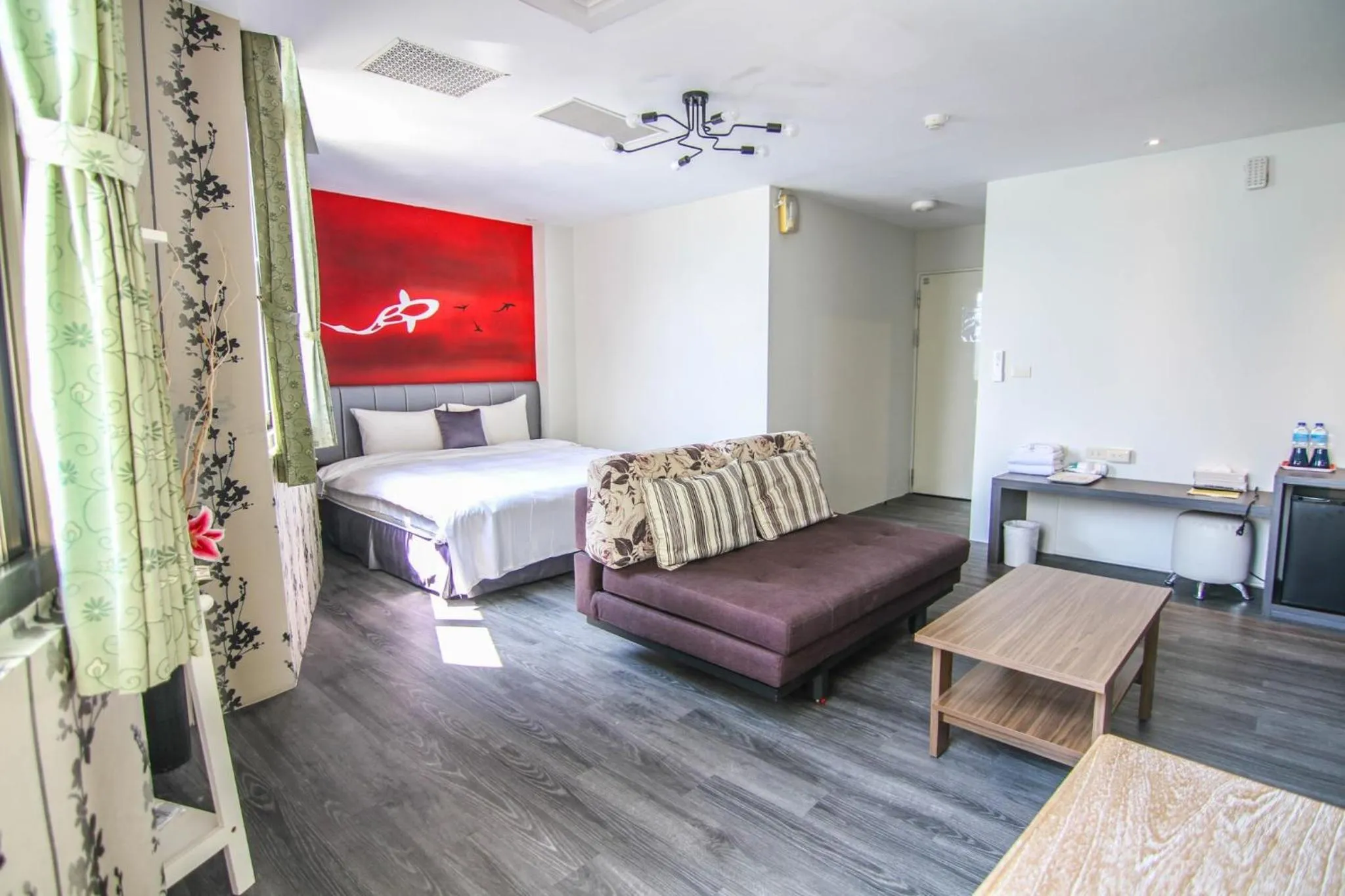 Photo of the whole room, Bed in Sun Moon Lake Loft Inn