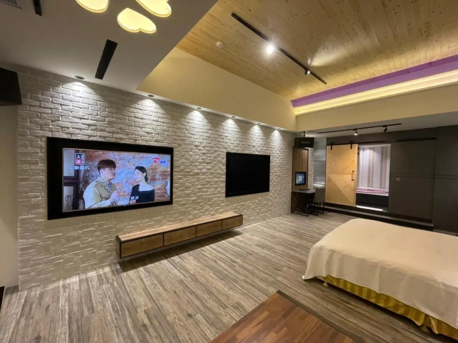 TV/Entertainment Center in Soho Motel