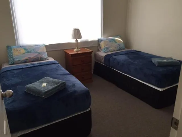 Bedroom, Bed in Holland Park Motel