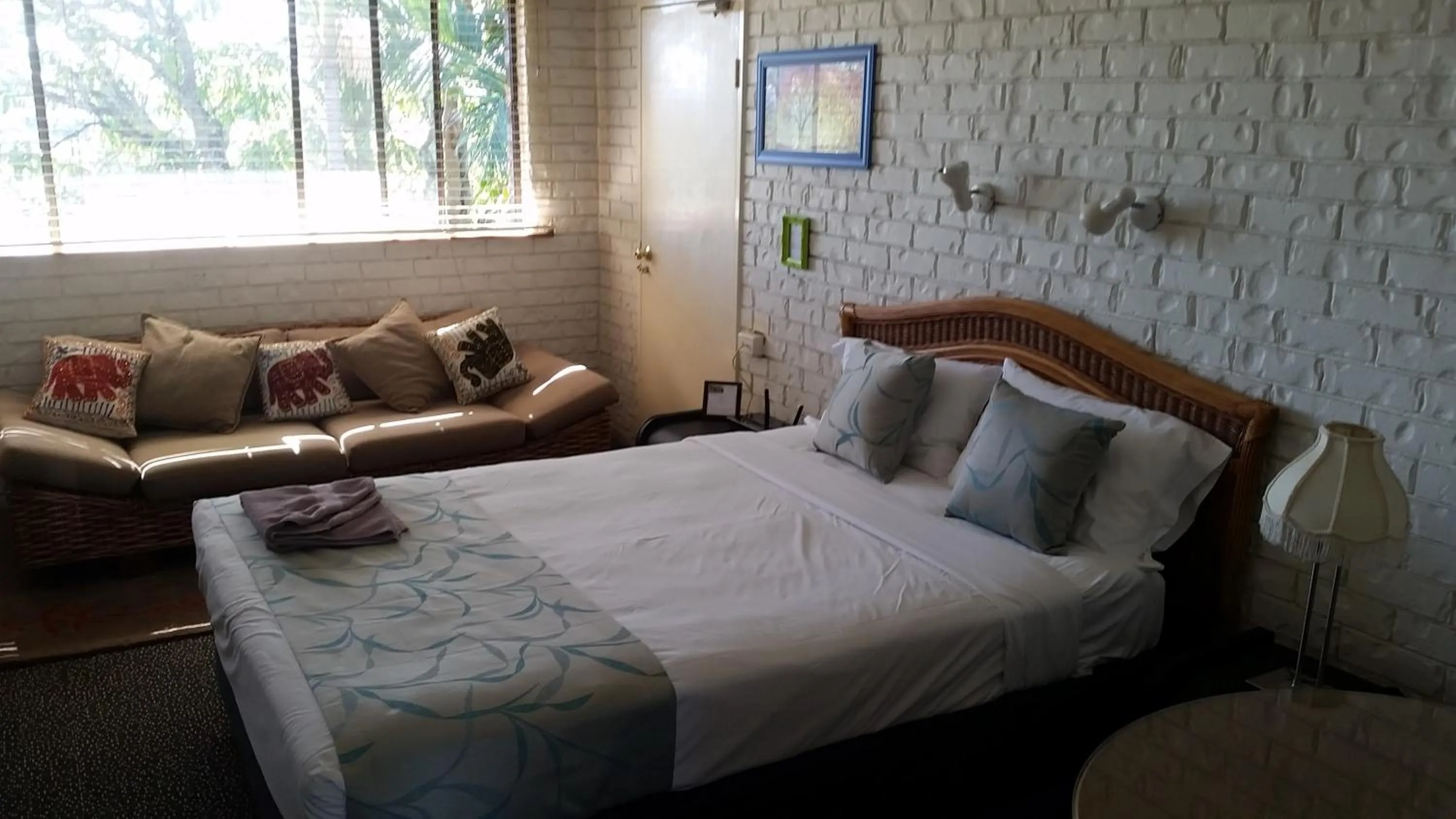 Bedroom, Bed in Holland Park Motel