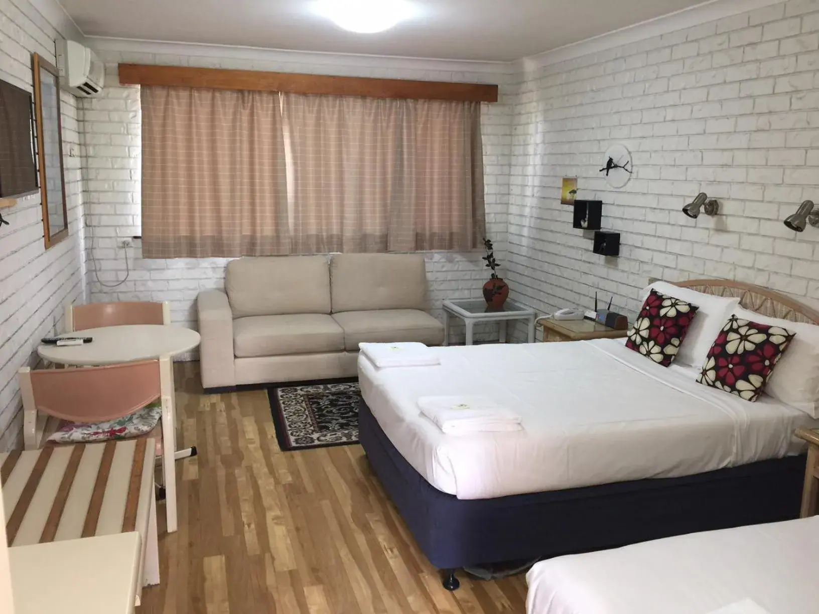 Seating area, Bed in Holland Park Motel Seating area, Bed in Holland Park Motel