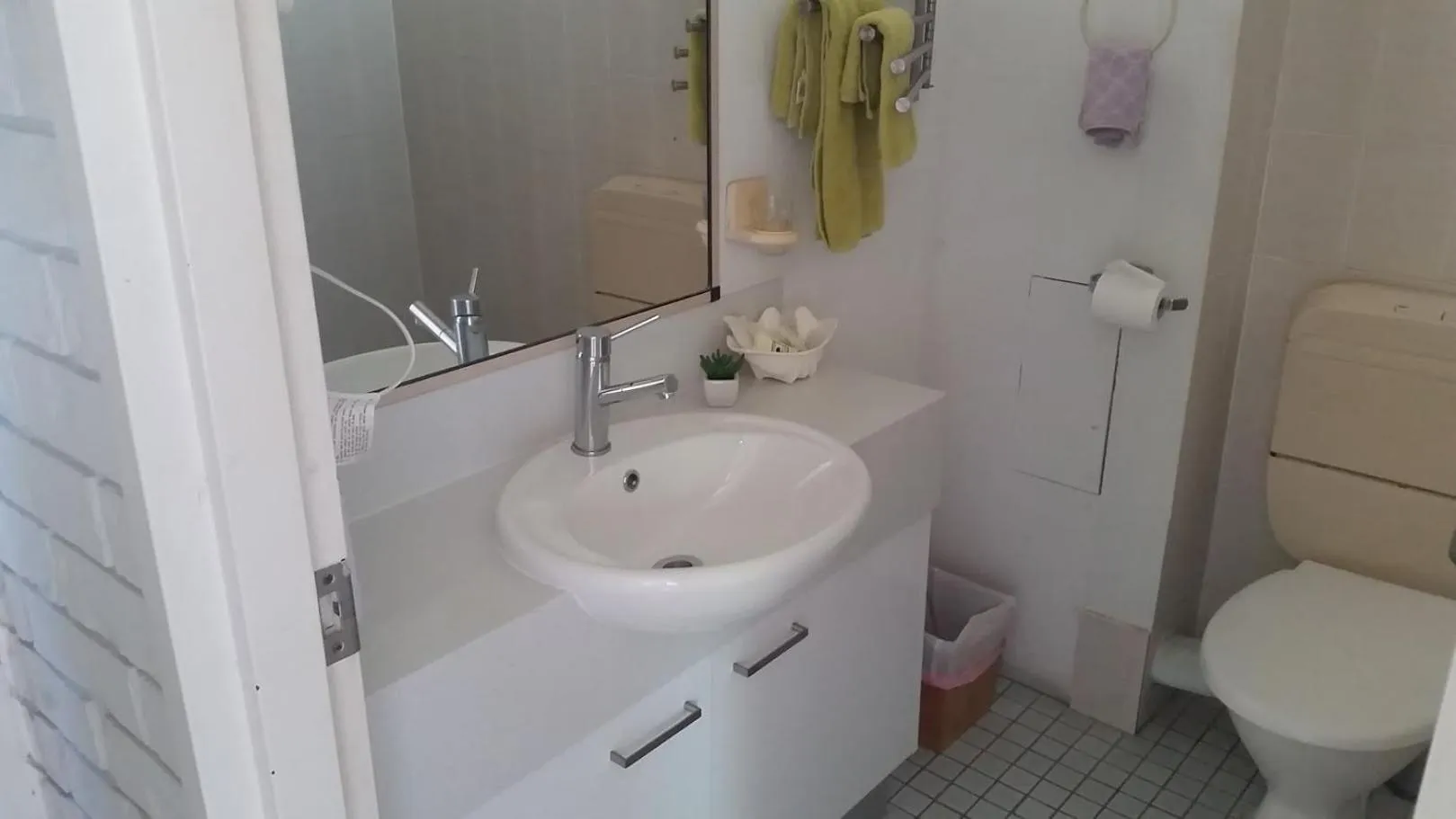 Bathroom in Holland Park Motel