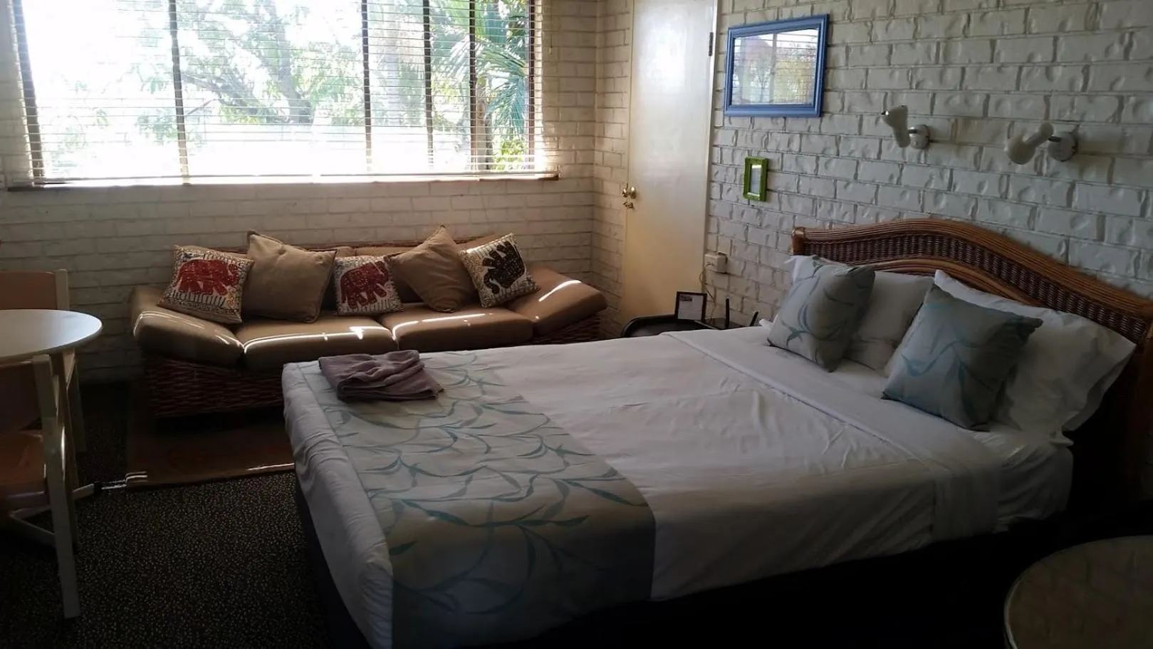 Garden view, Bed in Holland Park Motel