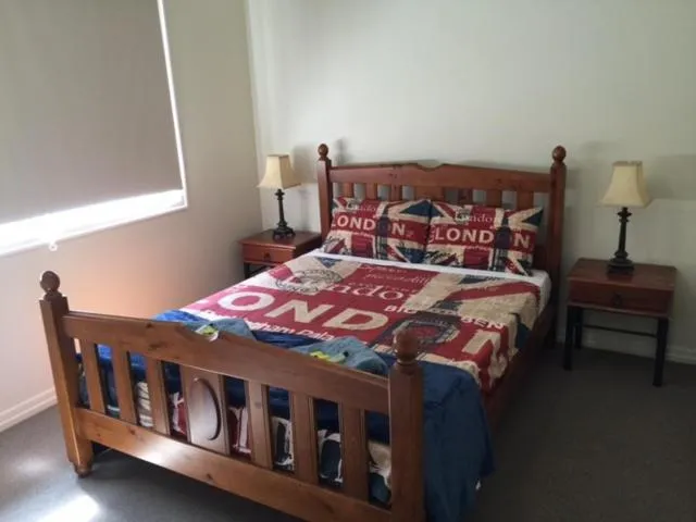 Bedroom, Bed in Holland Park Motel