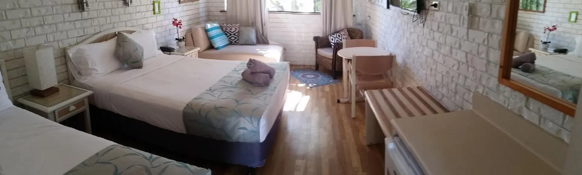 Photo of the whole room, Bed in Holland Park Motel