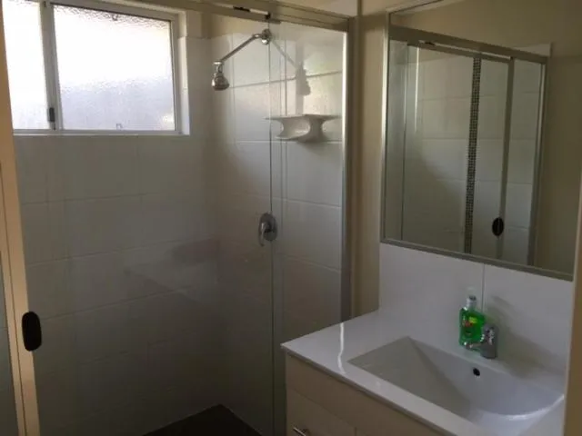 Bathroom in Holland Park Motel