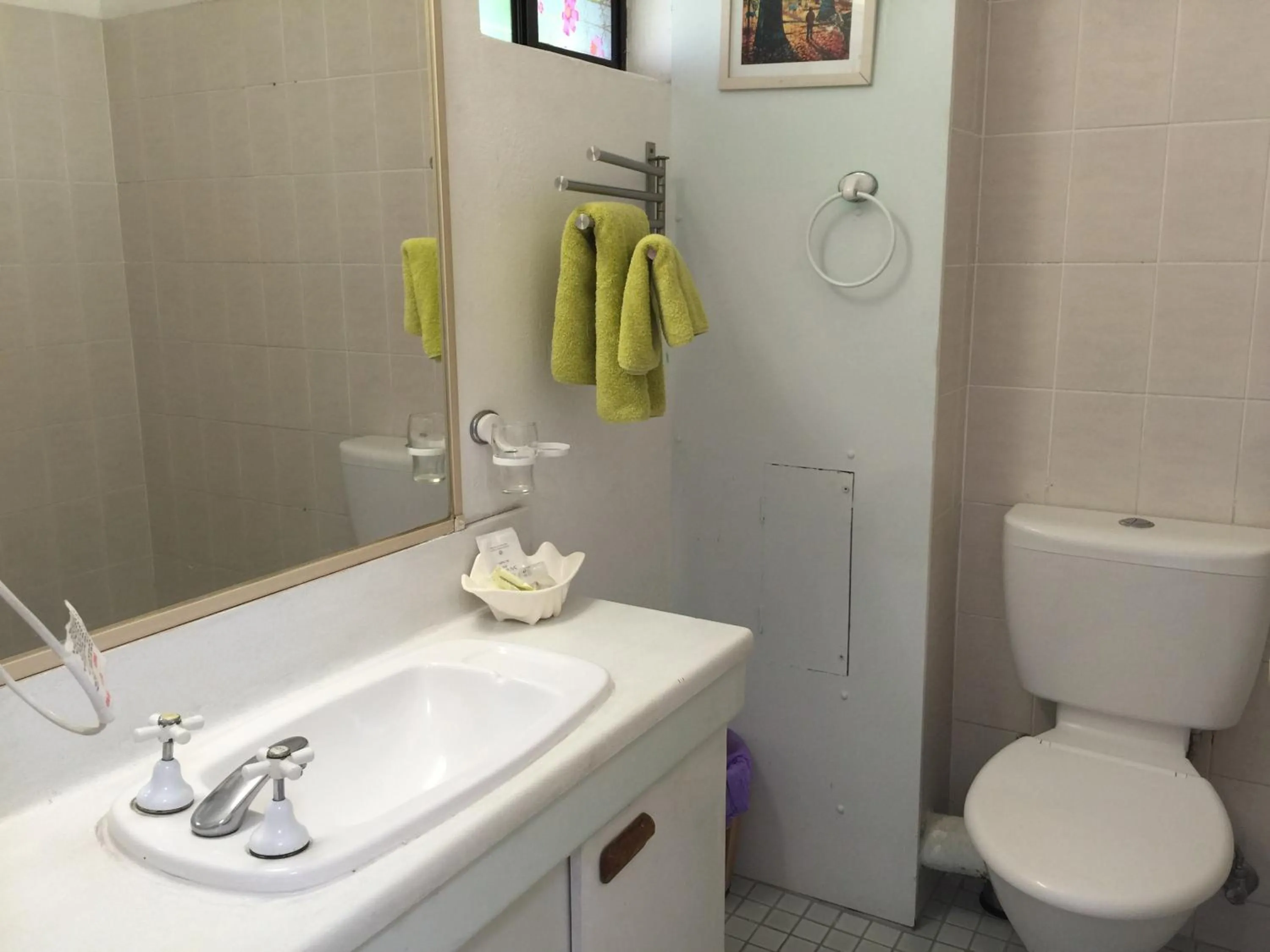 Bathroom in Holland Park Motel