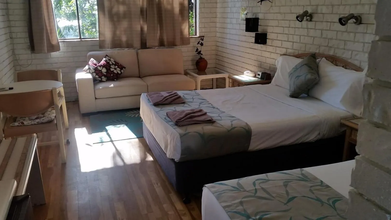 View (from property/room), Bed in Holland Park Motel