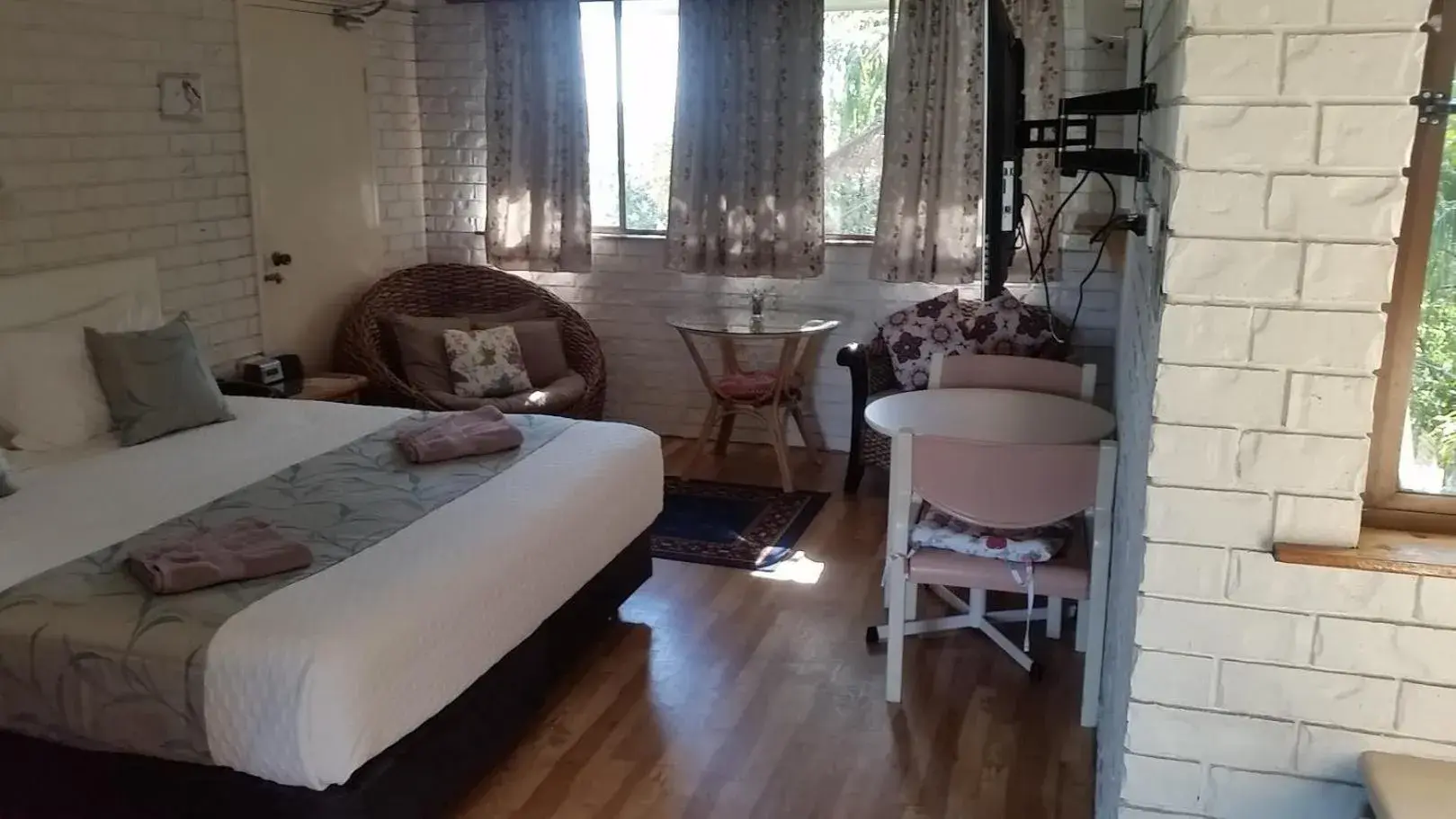 Photo of the whole room, Bed in Holland Park Motel Photo of the whole room, Bed in Holland Park Motel