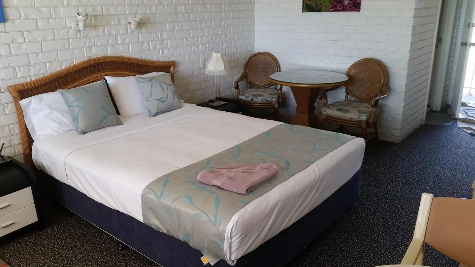 Bedroom, Bed in Holland Park Motel